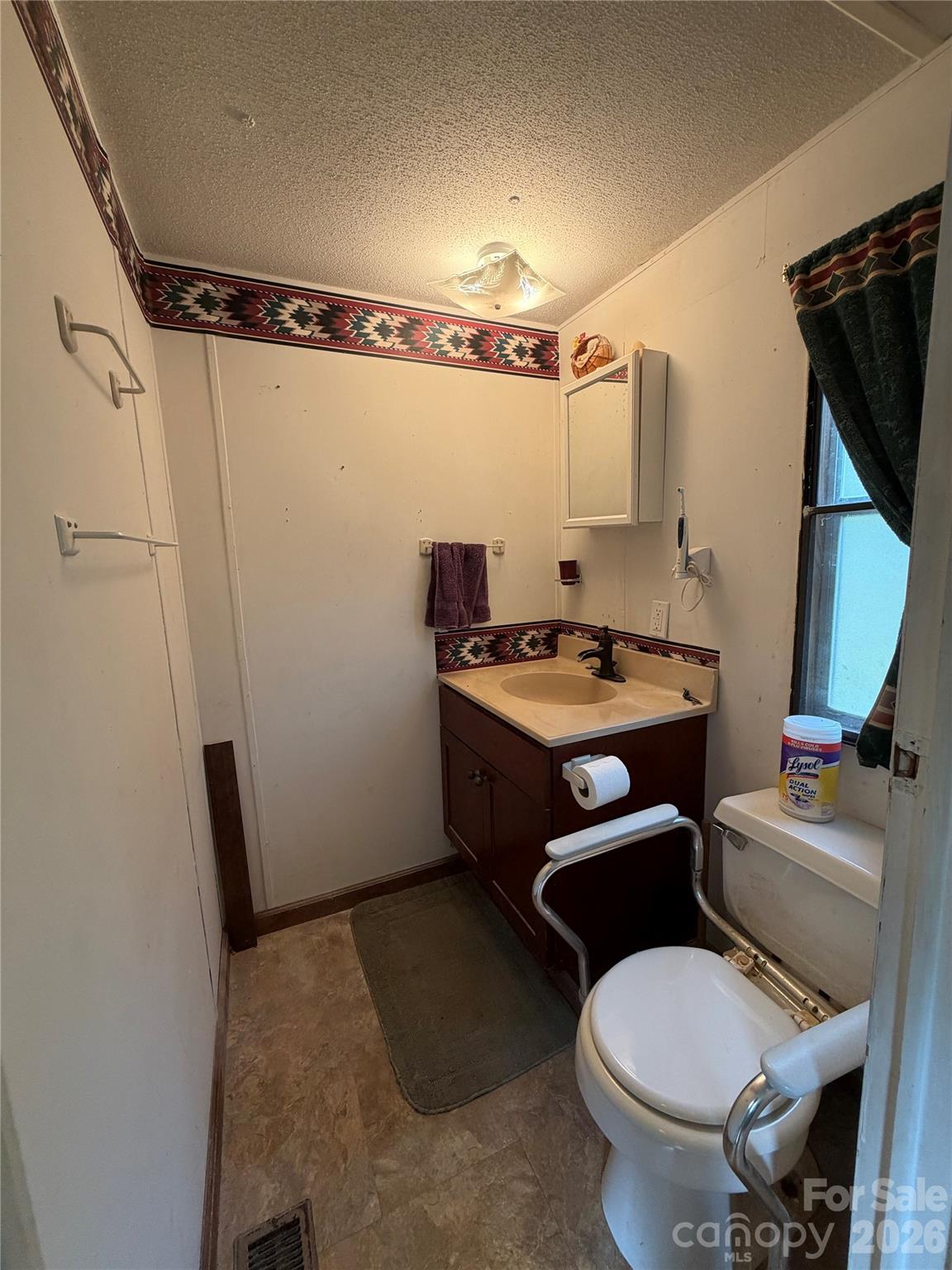 Half bath - 418 Green Valley Road, Leicester