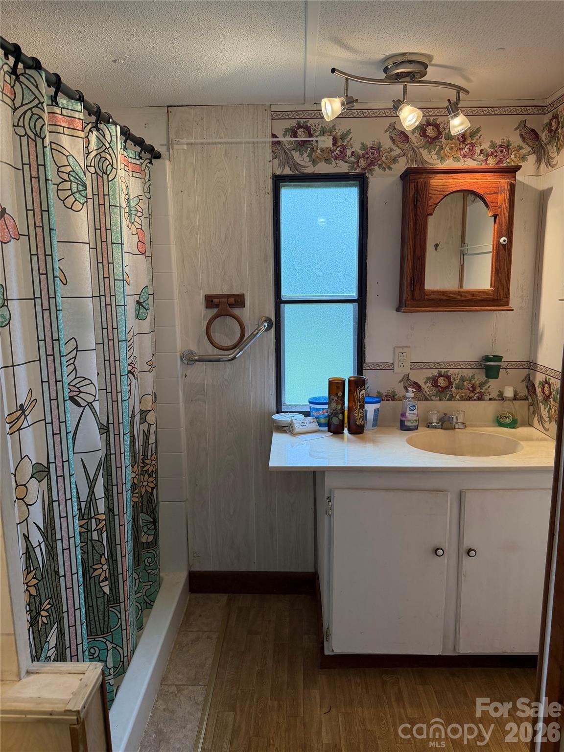 Full bath with walk in shower - 418 Green Valley Road, Leicester