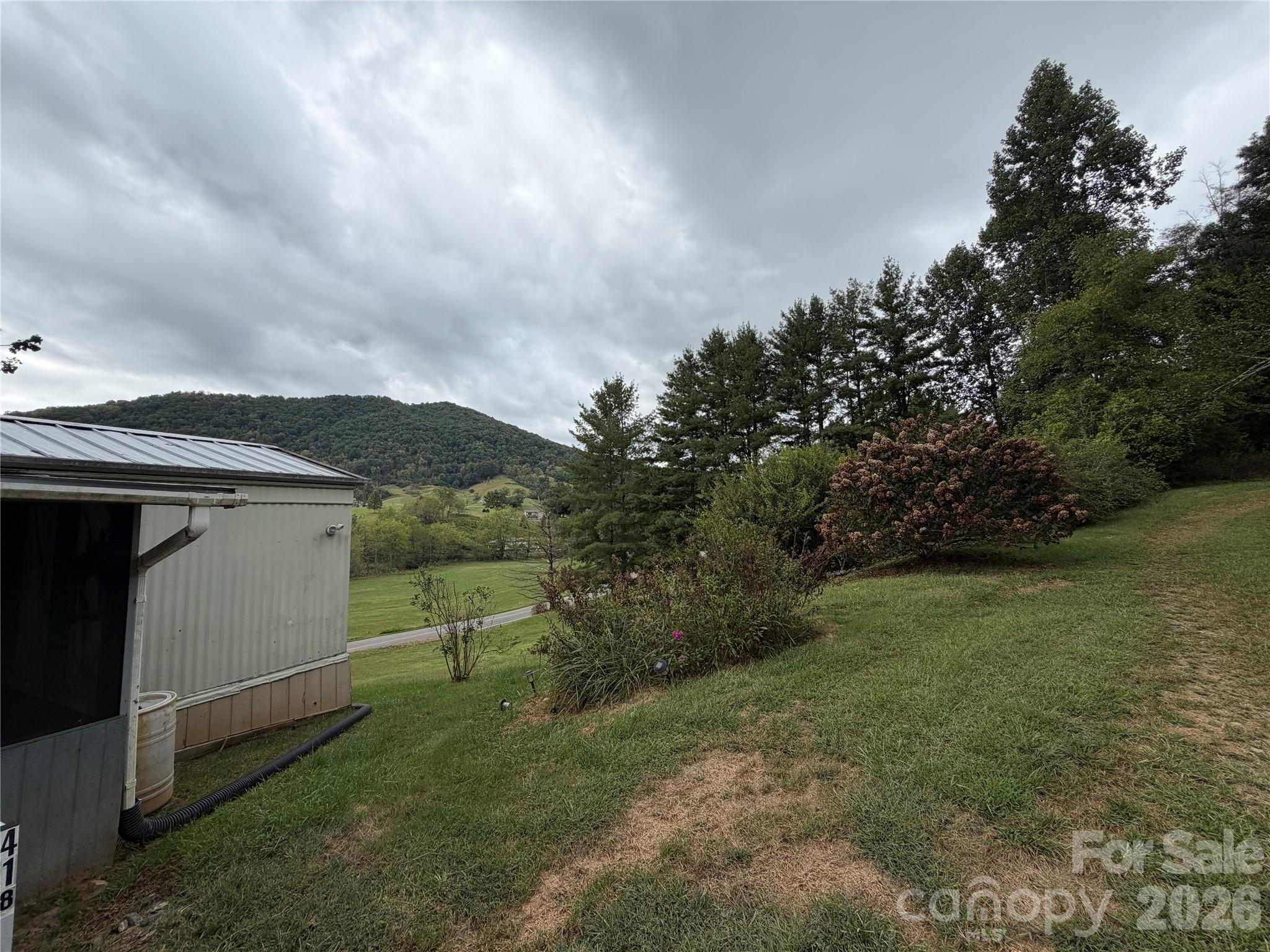 Well maintained yard space and nice views! - 418 Green Valley Road, Leicester