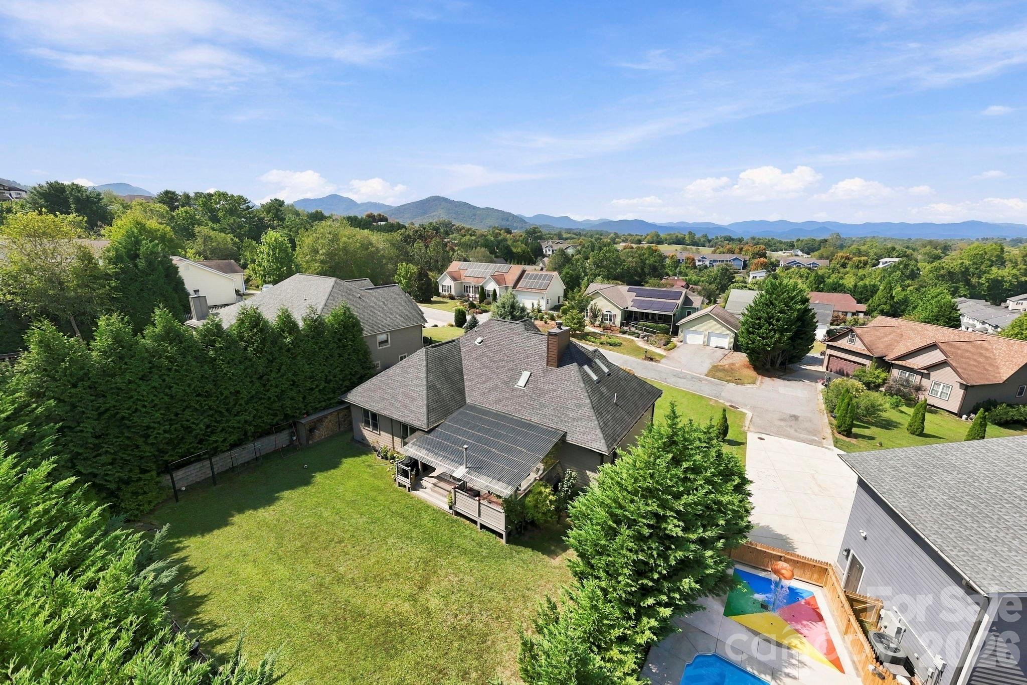 Single Family Residence at 9 Pondberry Court, Asheville, photo 9 of 47