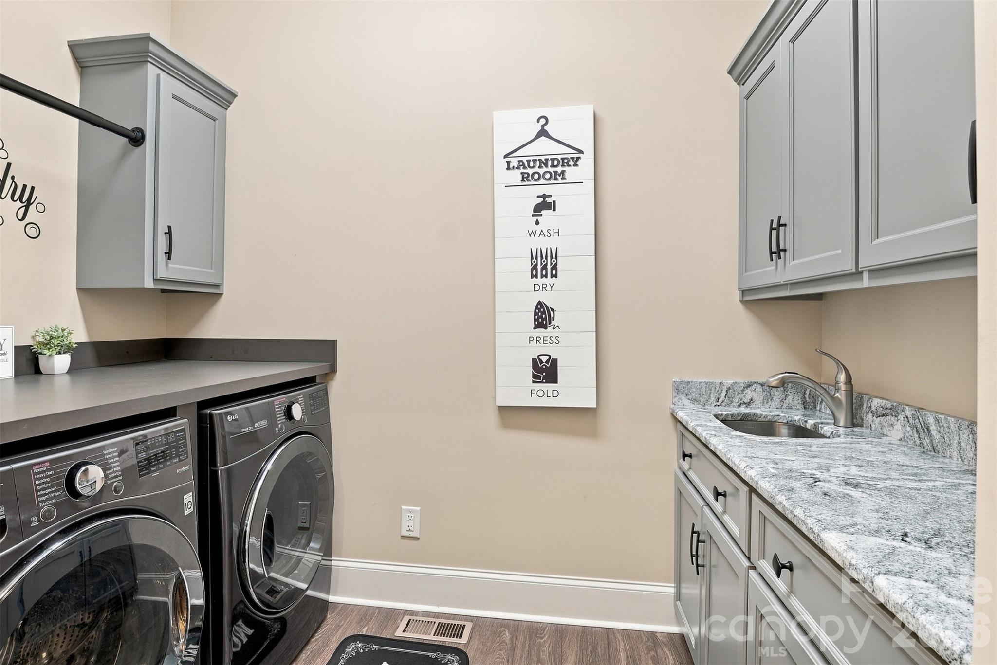 Single Family Residence at 917 Catawba Shores Drive, Rock Hill, photo 19 of 45