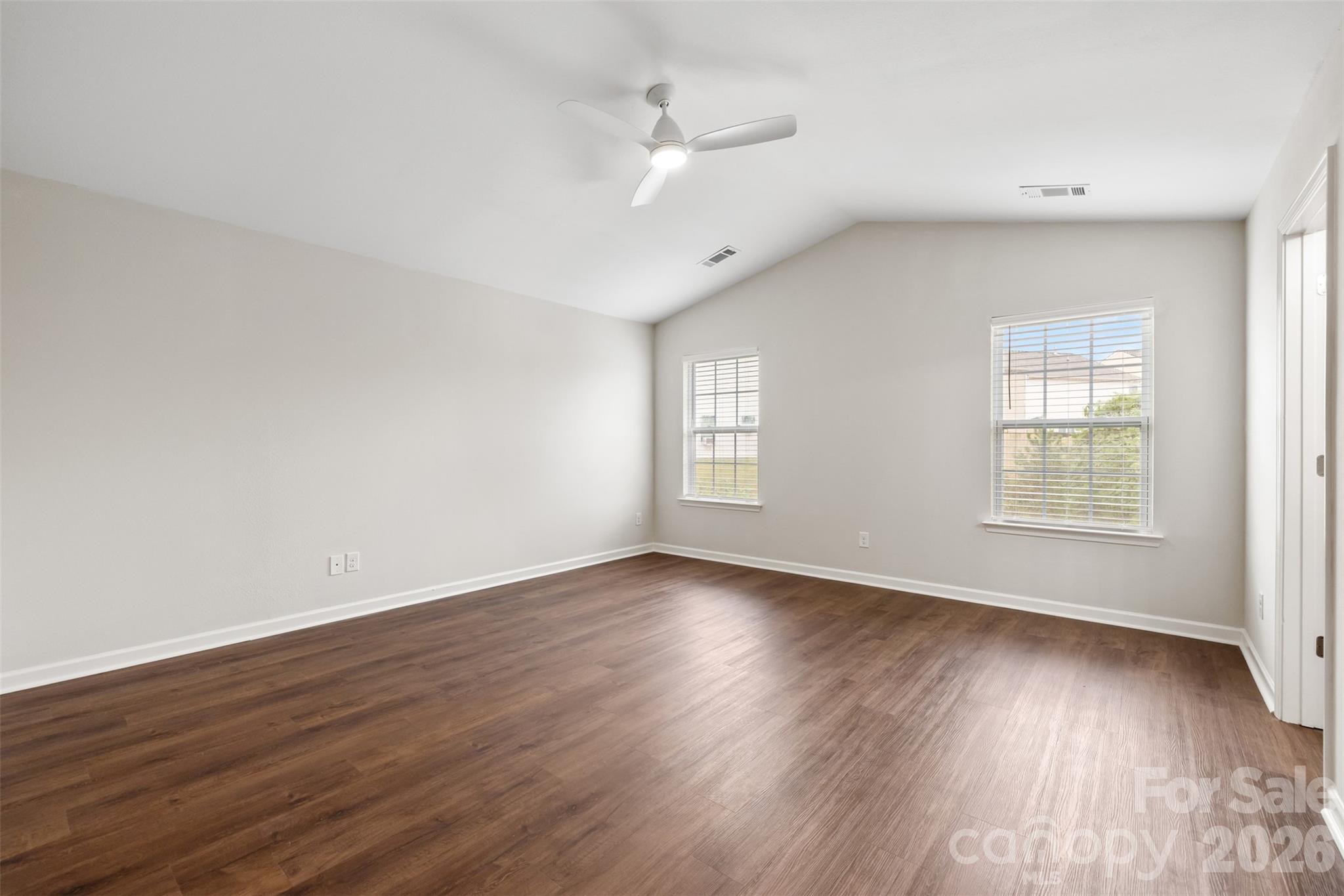 Owner's bedroom with vaulted ceiling - 2824 Easton Knoll Drive, Dallas