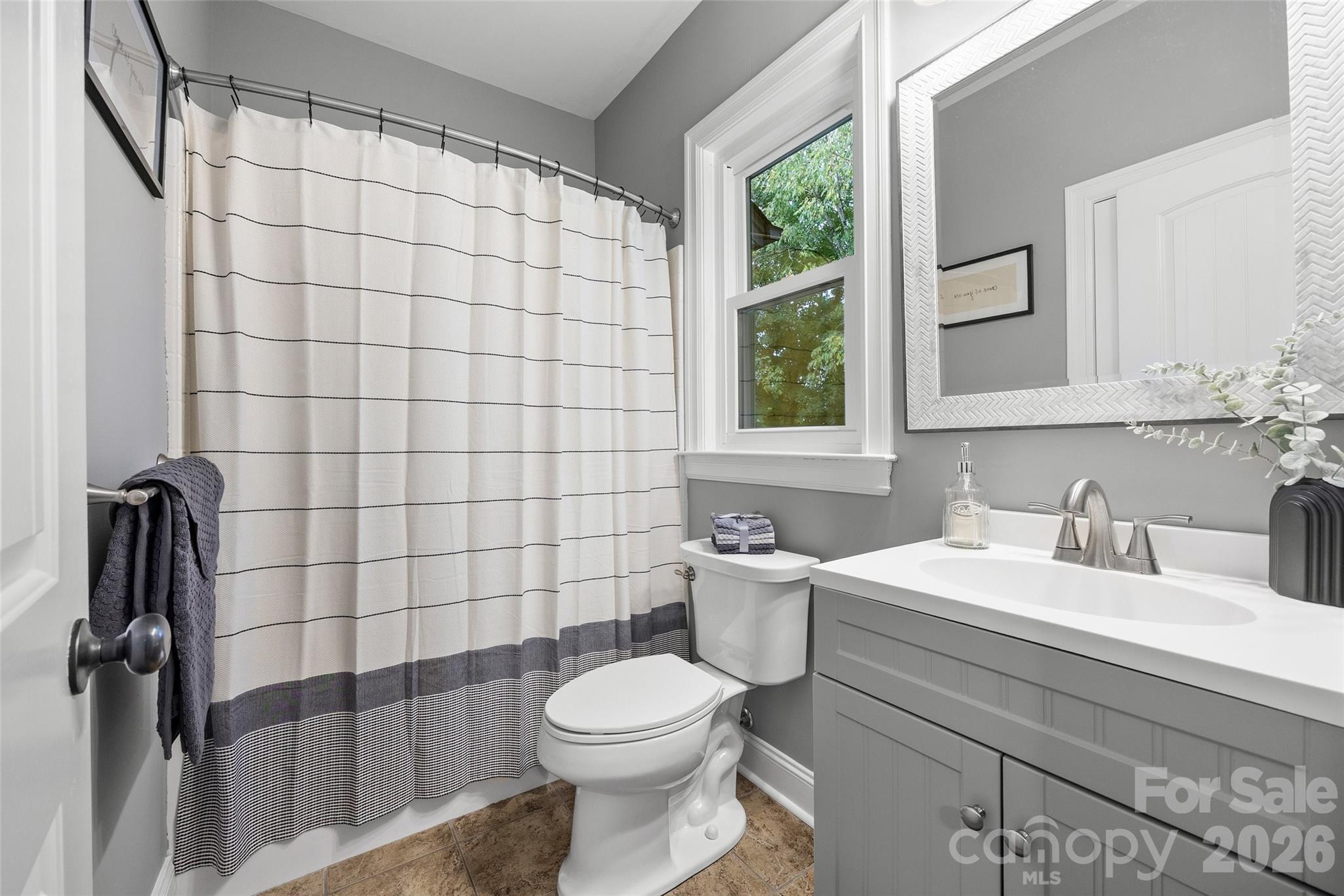 first floor bathroom - 1312 Muirfield Court, Rock Hill
