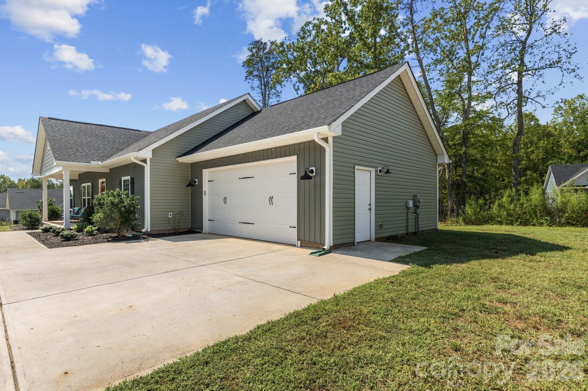 garage view - 916 Westminster Drive, Statesville