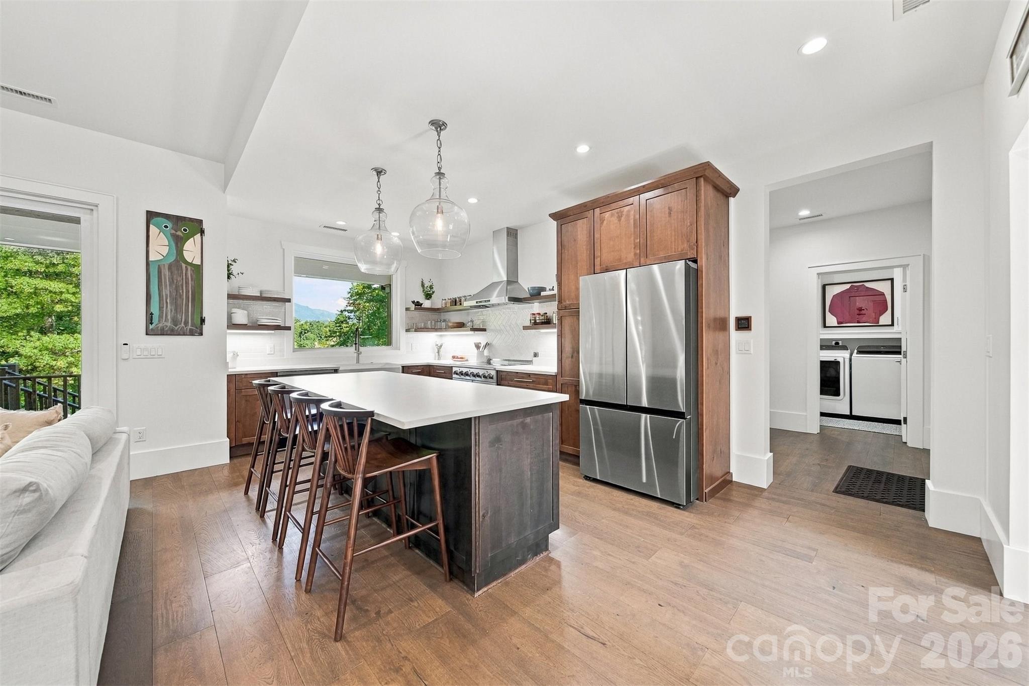 Breakfast bar - 217 Sycamore Drive, Nebo