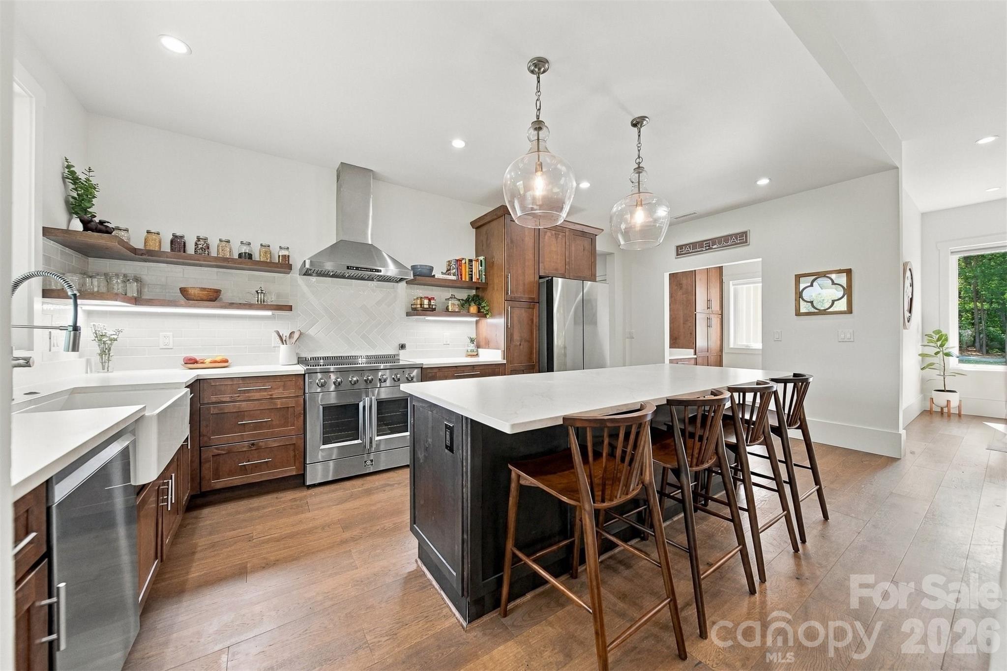 Custom kitchen with baker's oven - 217 Sycamore Drive, Nebo