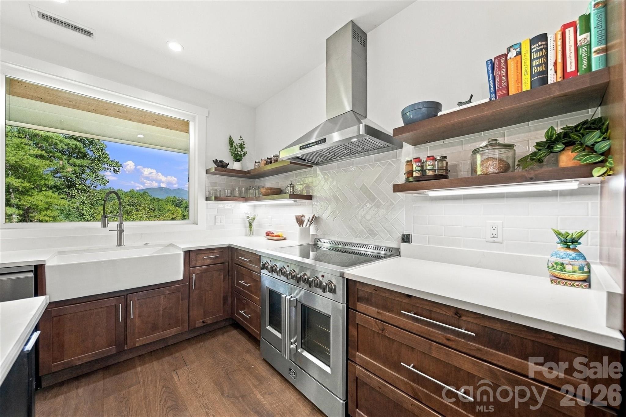 Mountain views from kitchen - 217 Sycamore Drive, Nebo
