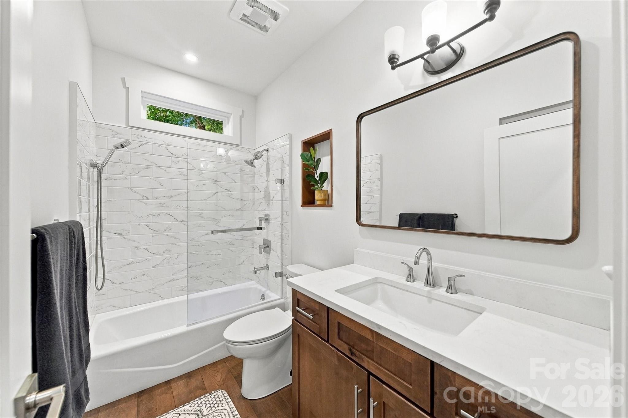 Full bath - 217 Sycamore Drive, Nebo