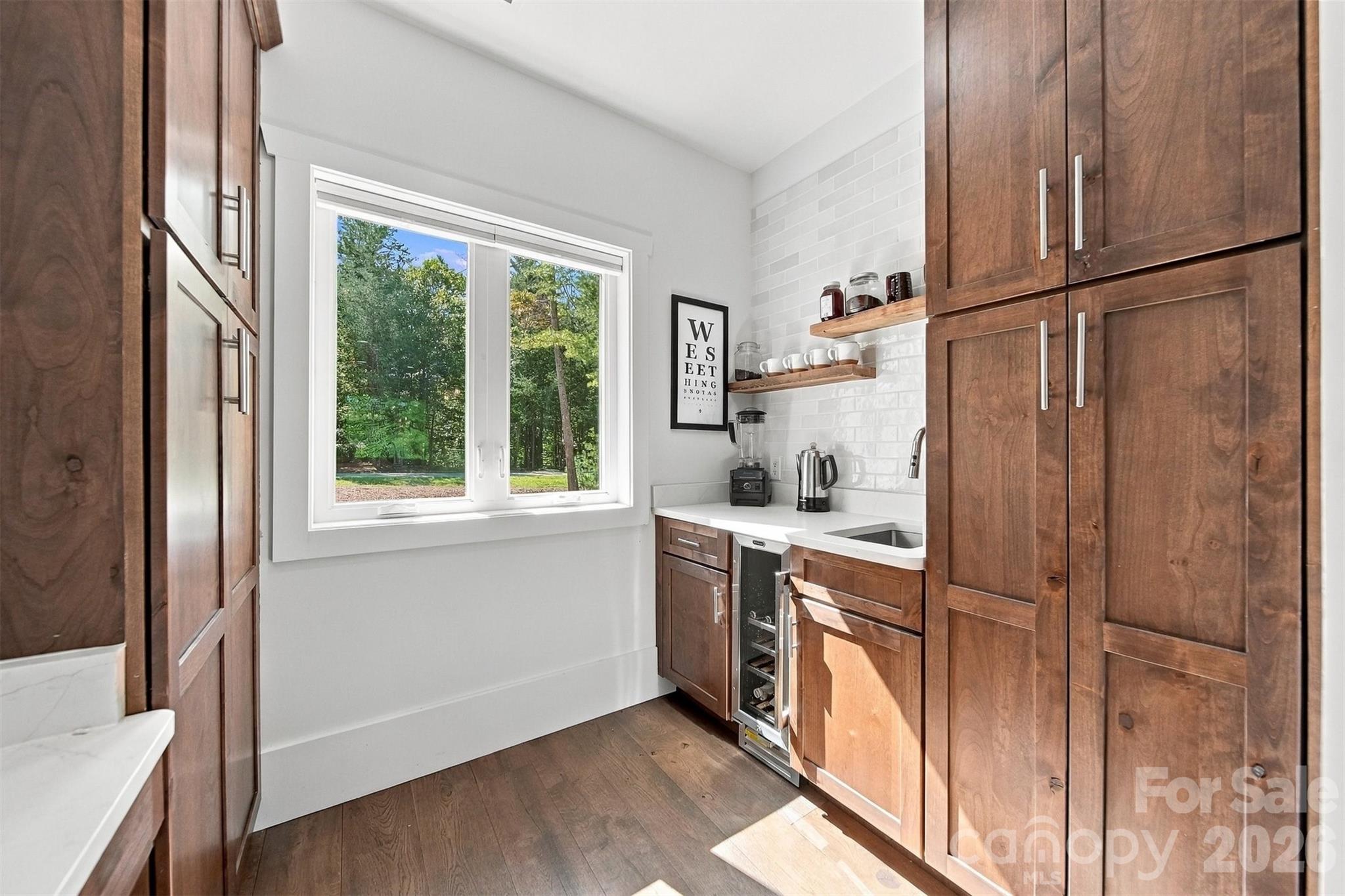 Butler's pantry - 217 Sycamore Drive, Nebo