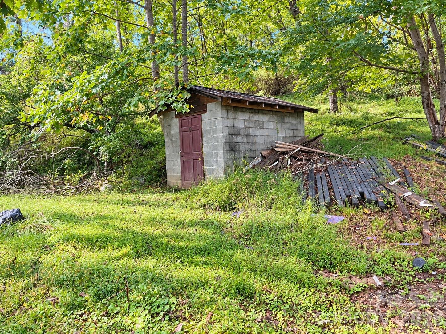 Single Family Residence at 323 Forrest Fisher Road, Spruce Pine, photo 2 of 29