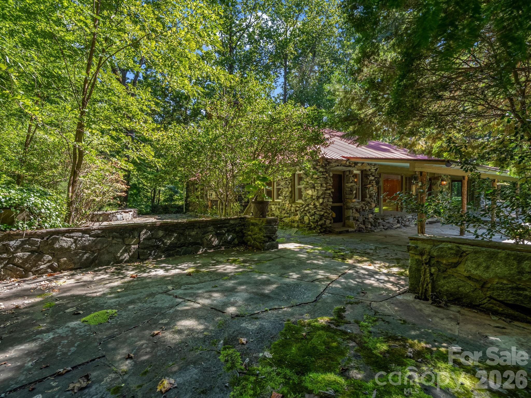 Stone patio perfect for grilling and dining - 145 Stone Hedge Lane, Tryon