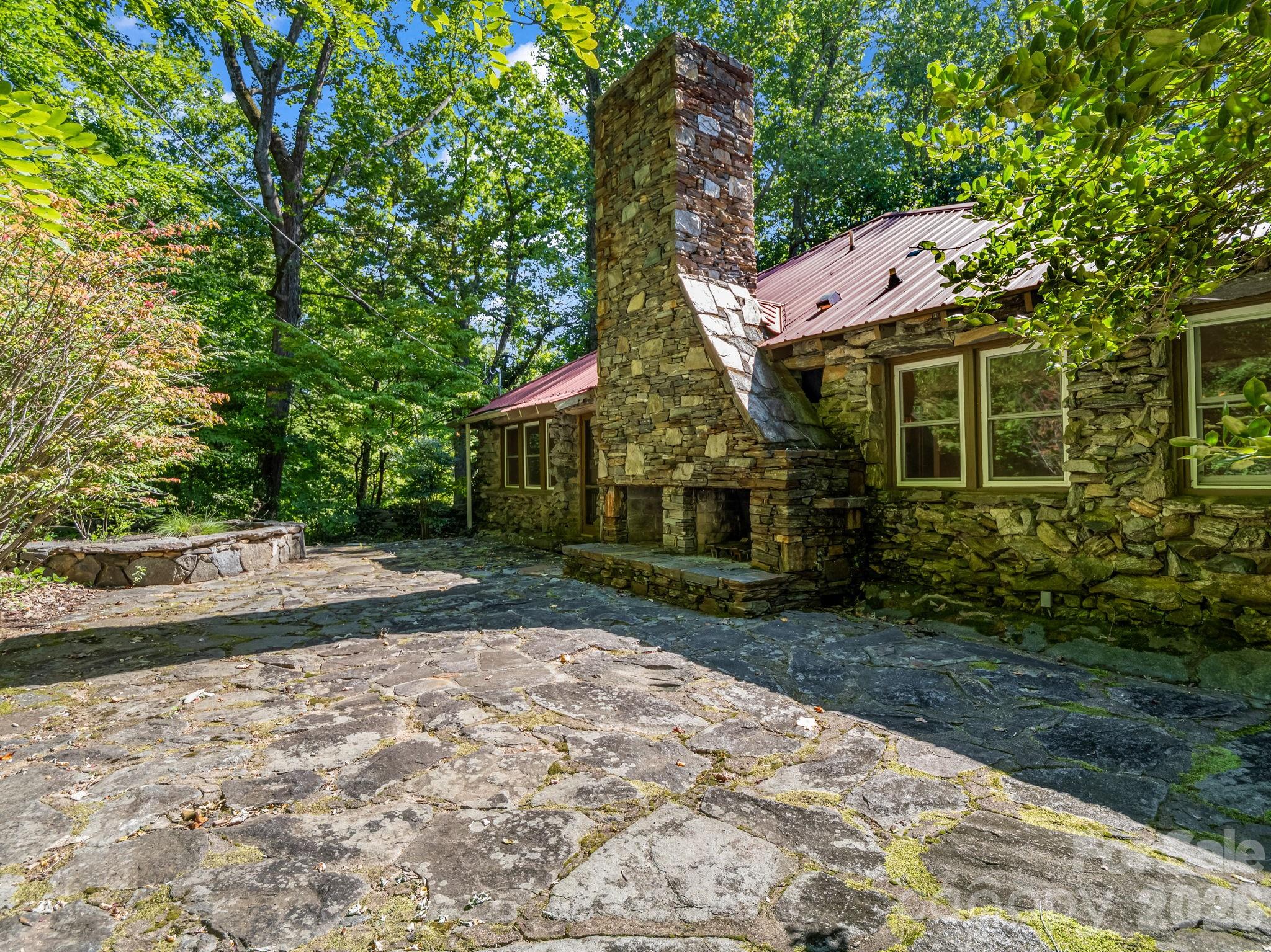 Plenty of outdoor entertaining space - 145 Stone Hedge Lane, Tryon