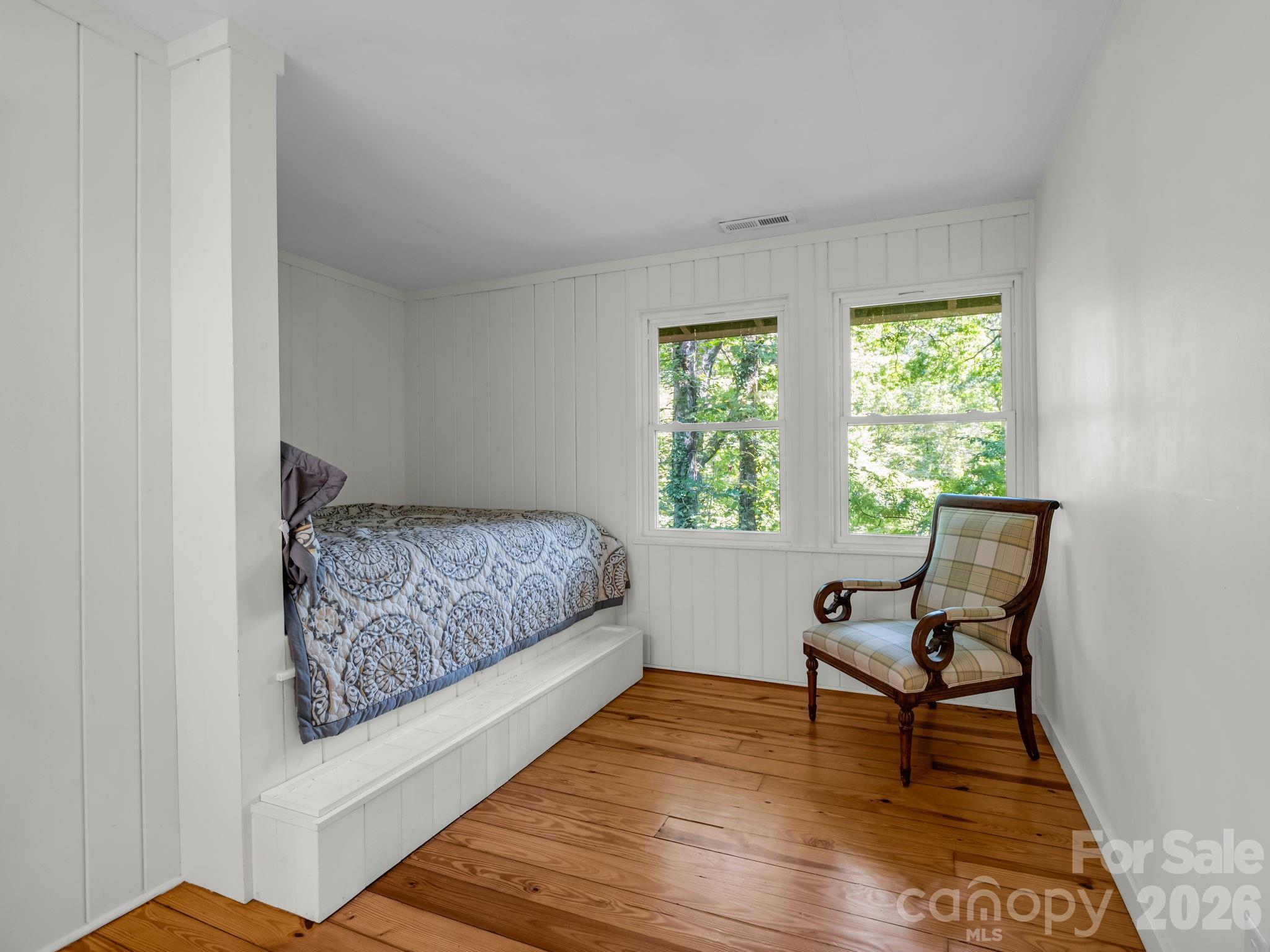 Guest bedroom with built-in bed - 145 Stone Hedge Lane, Tryon