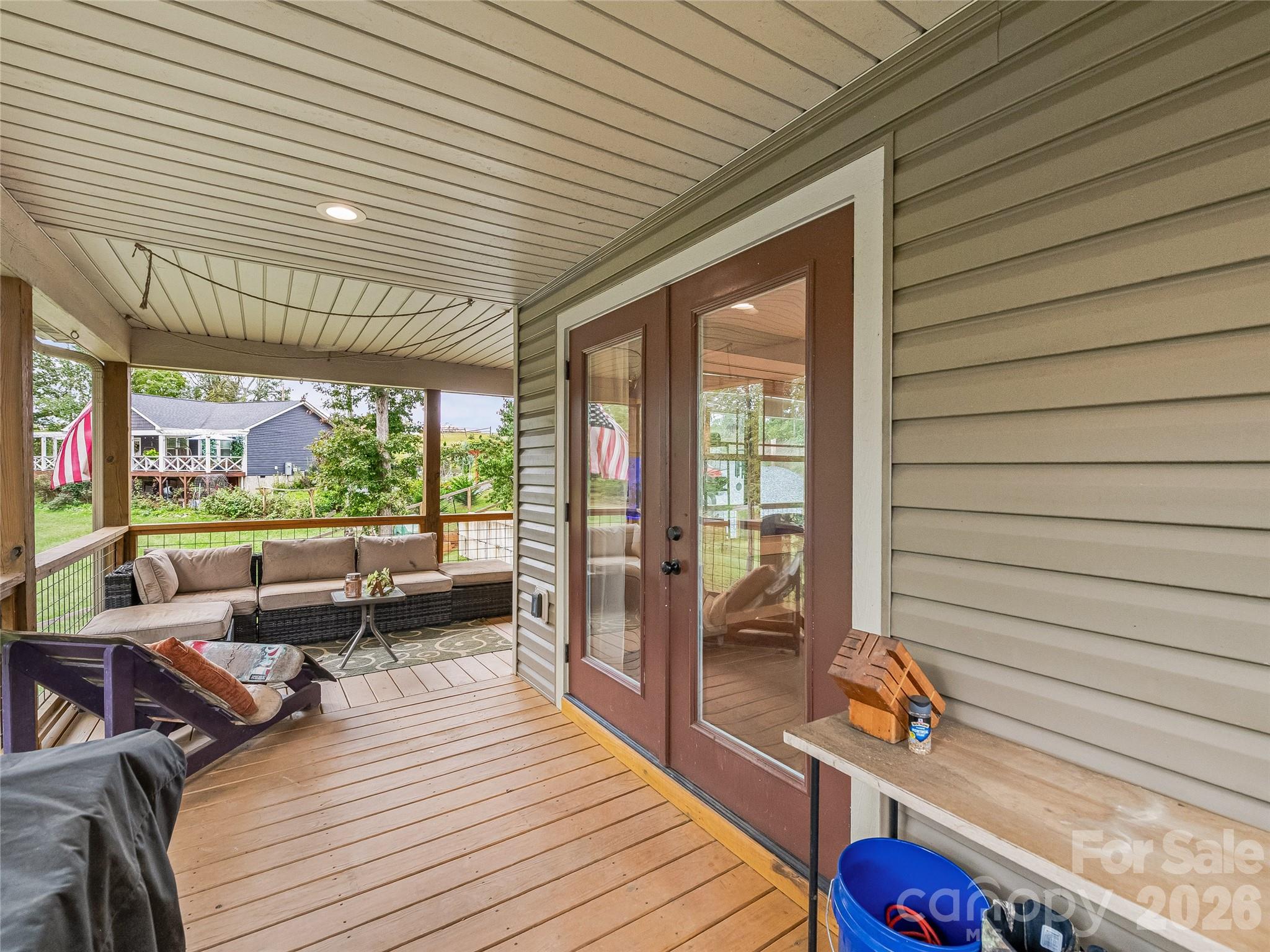Wrap around porch - 1884 Bear Creek Road, Leicester