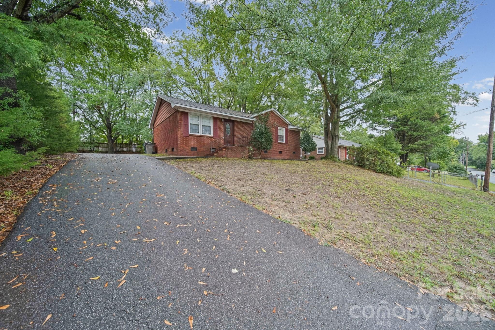 Single Family Residence at 1435 Green Circle Drive, Gastonia, photo 2 of 26