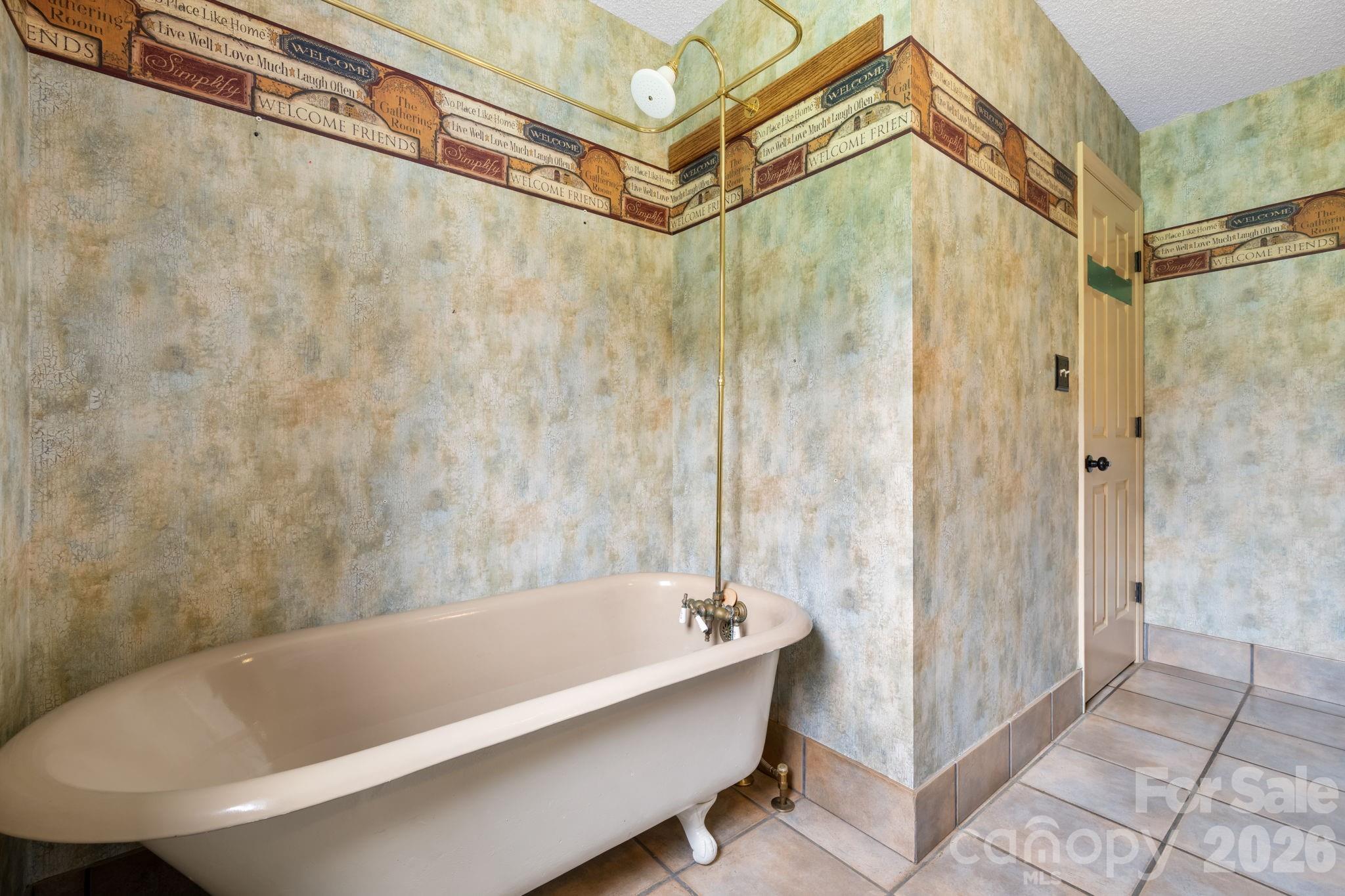 main level full bath 1 clawfoot tub and shower - 3110 Ninth Tee Drive, Newton