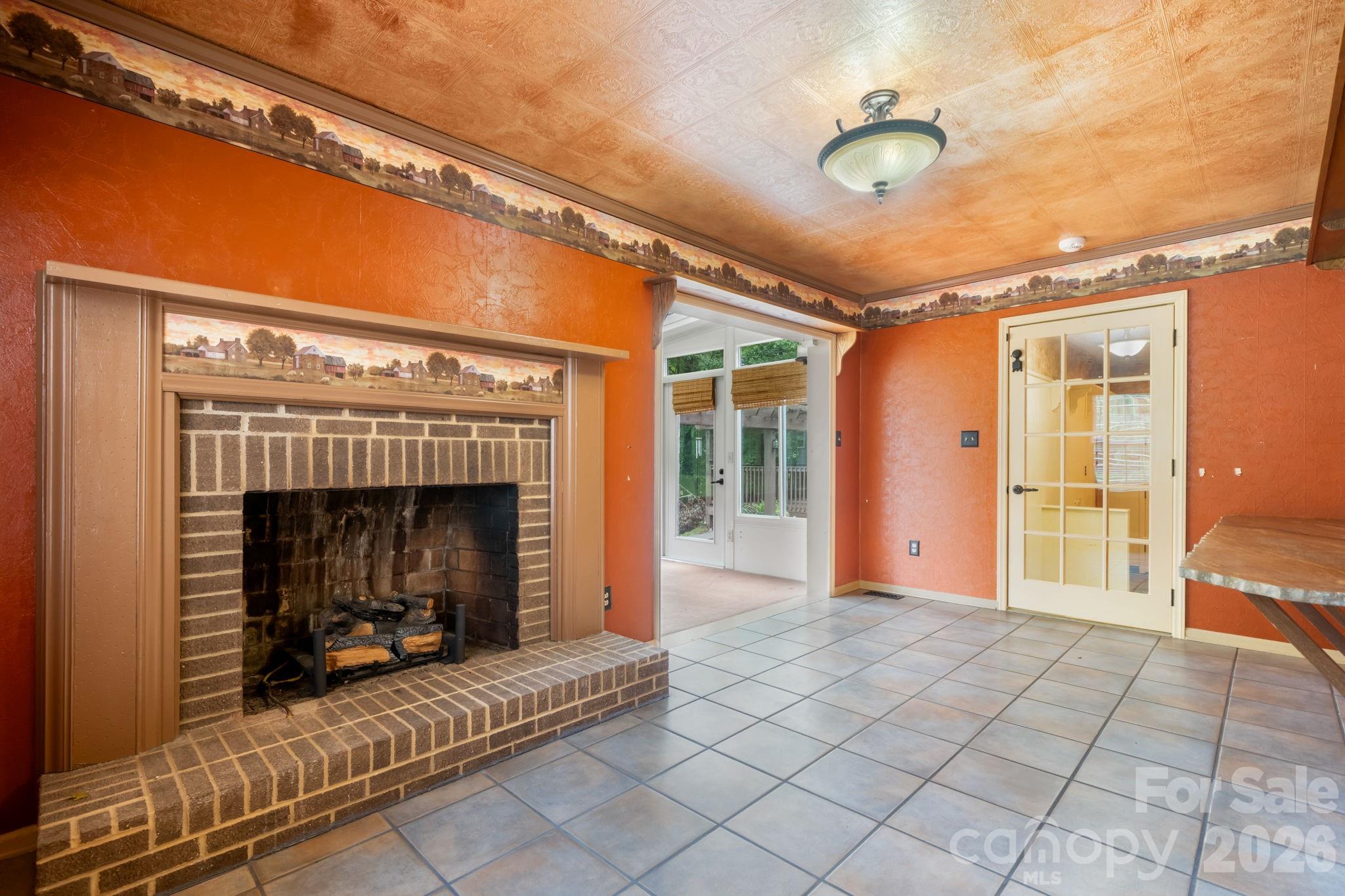 den fireplace - 3110 Ninth Tee Drive, Newton