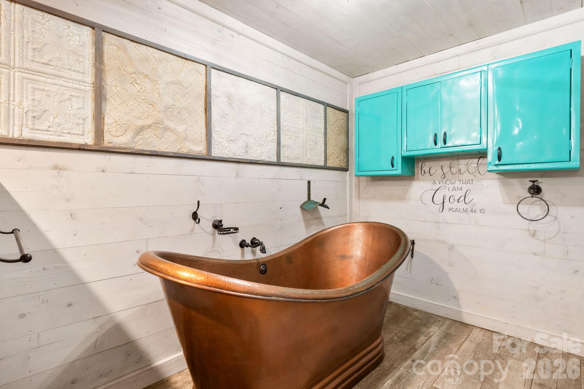 basement primary suite soaking tub - 3110 Ninth Tee Drive, Newton