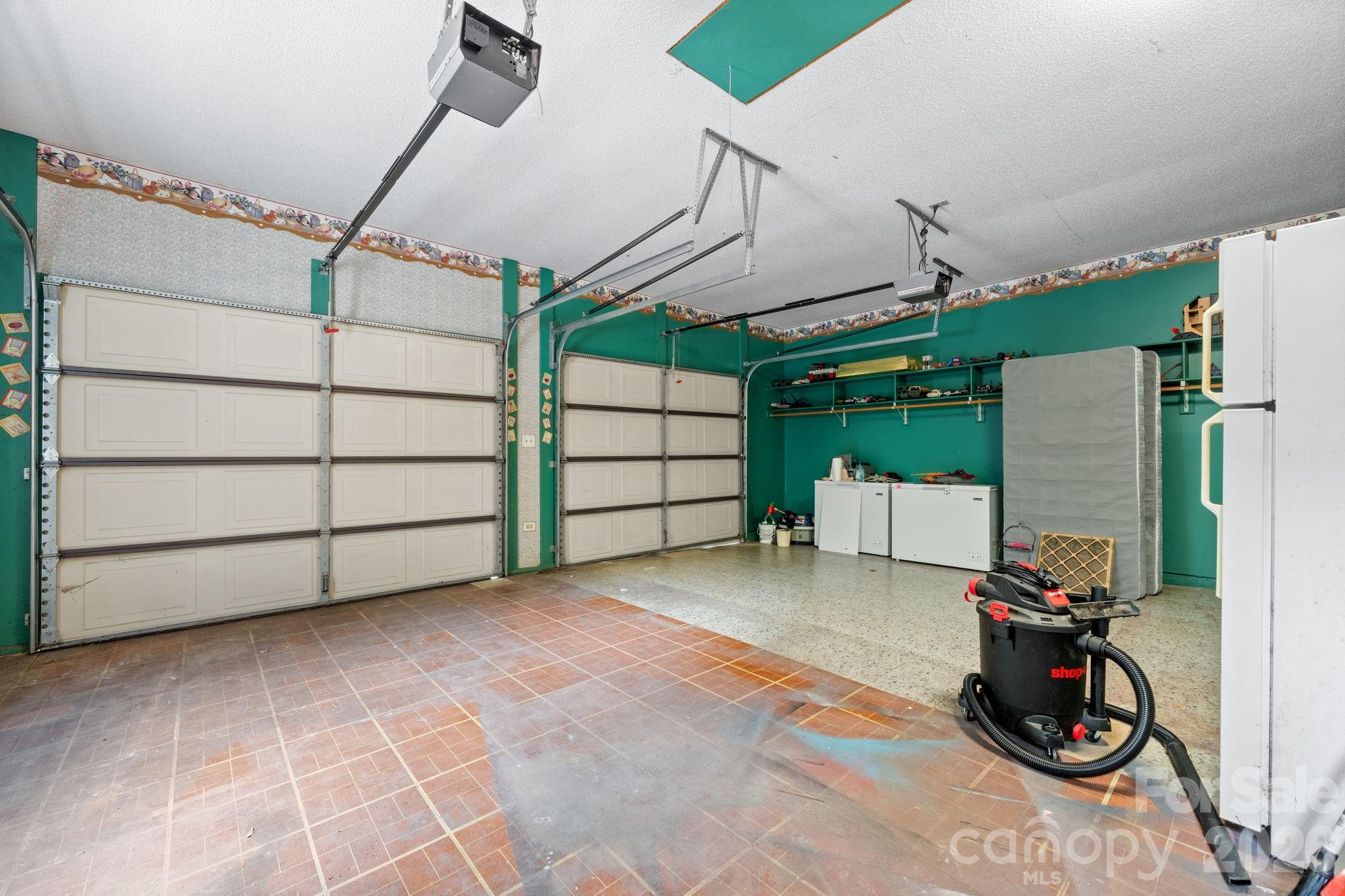 2 car garage - 3110 Ninth Tee Drive, Newton
