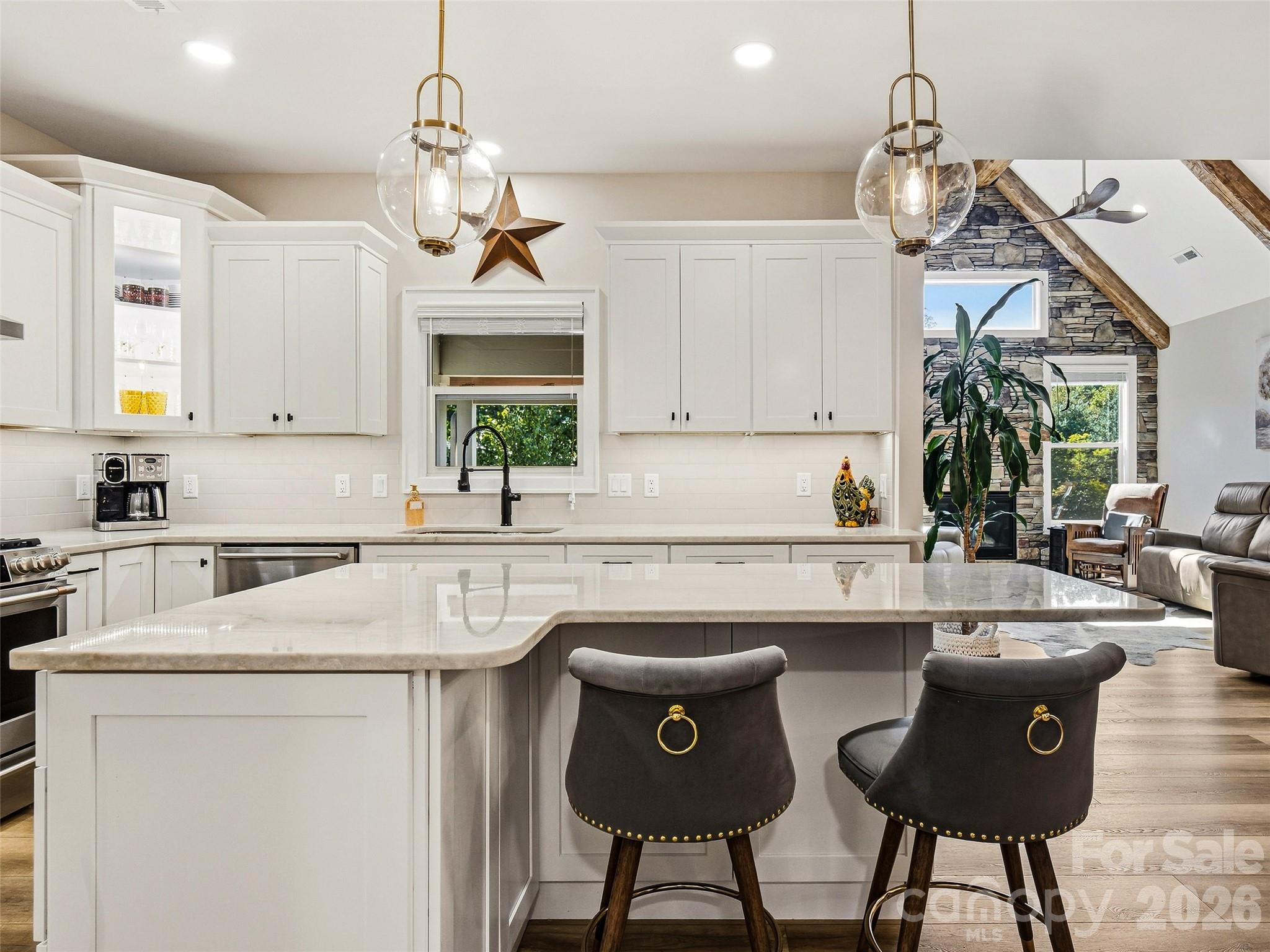 large kitchen island - 158 Narrows Run Loop, Hendersonville