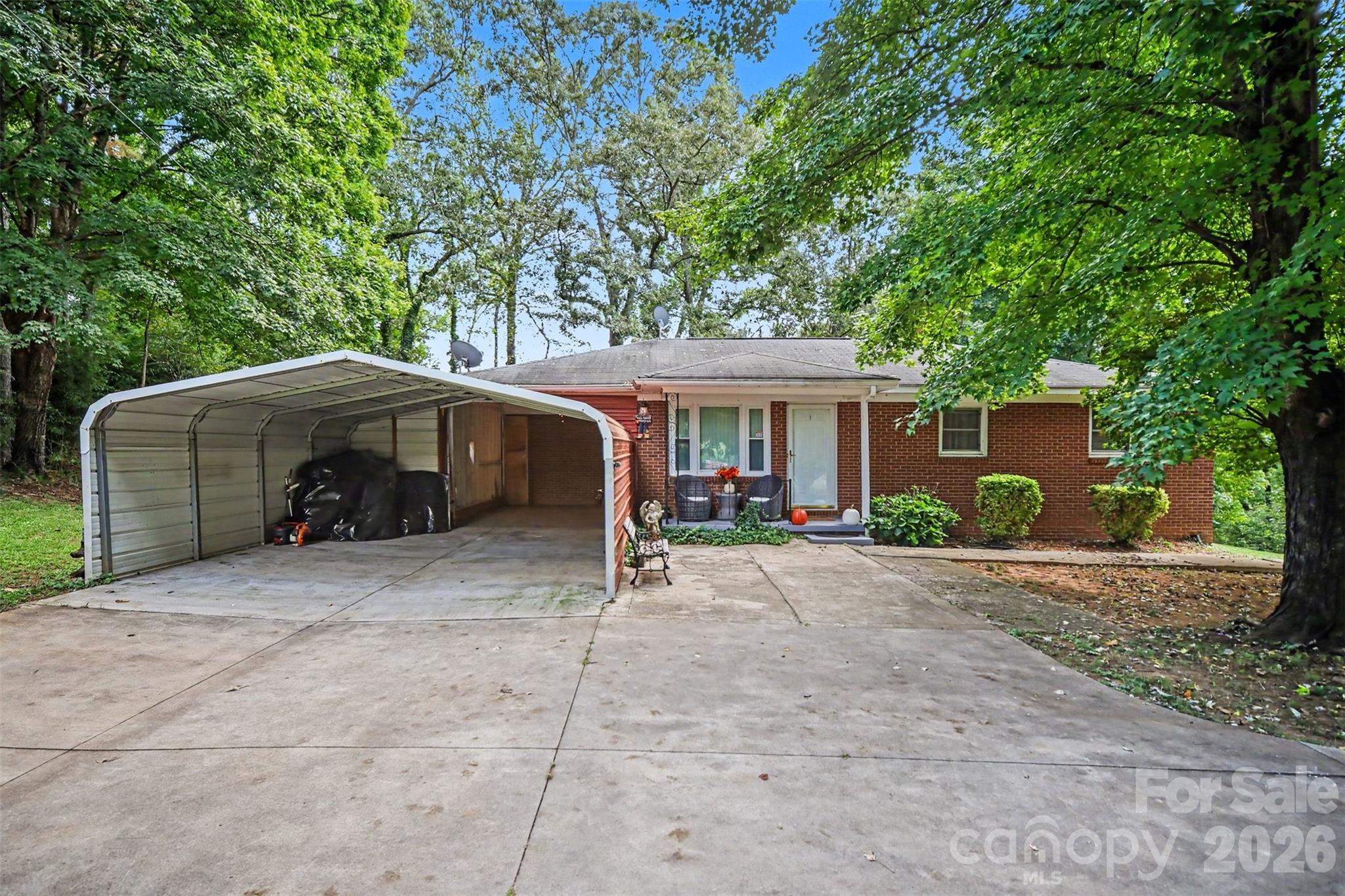 Single Family Residence at 1308 E Stagecoach Trail, Lawndale, photo 4 of 30