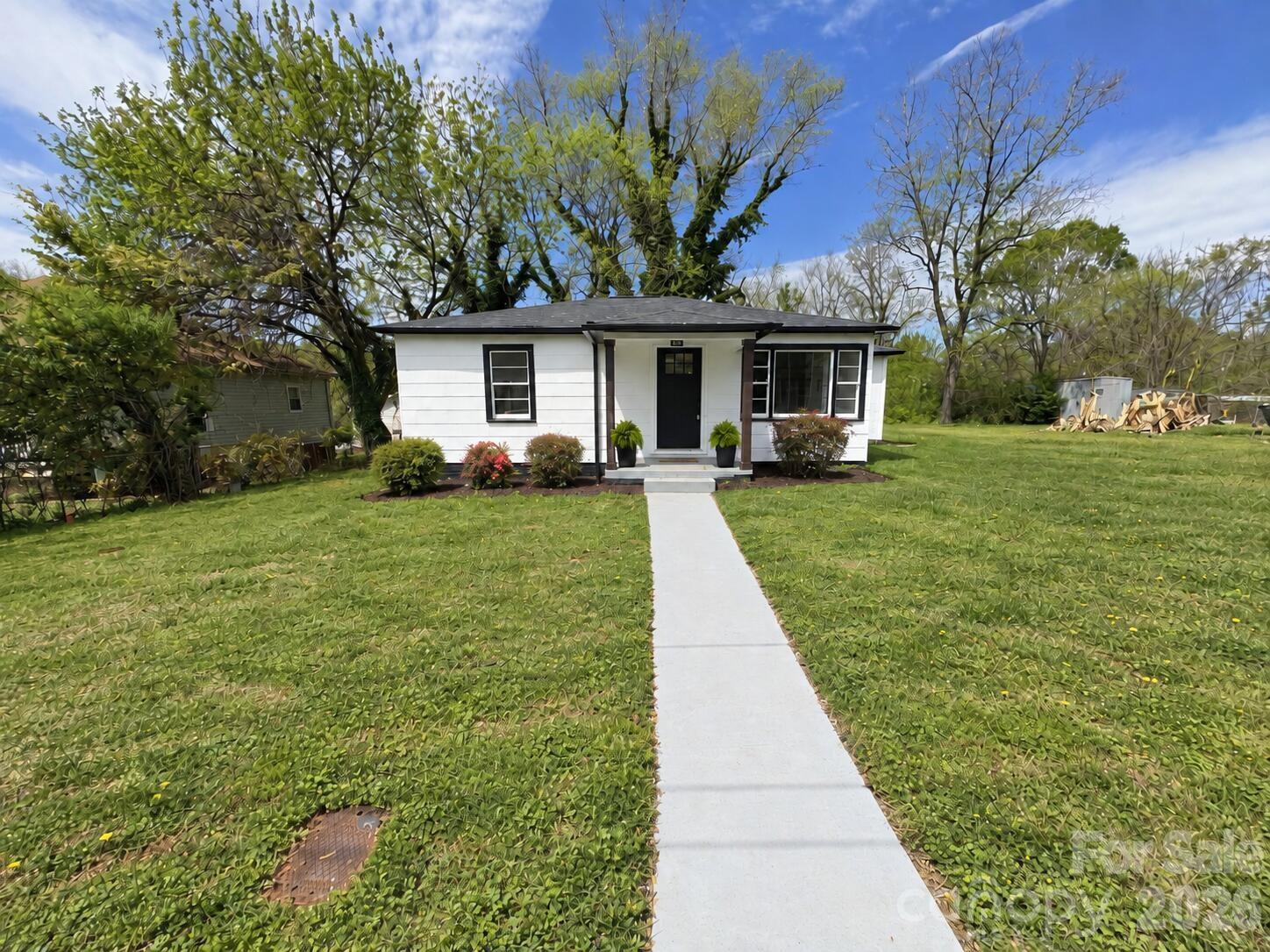Single Family Residence at 142 S Ervin Avenue, Newton