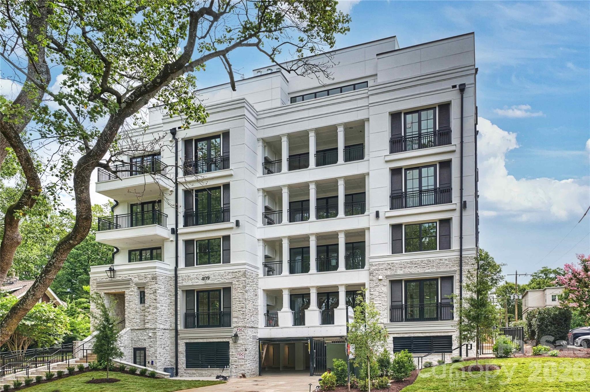 Four09 Queens. A refined architectural statement in the heart of Myers Park, blending timeless design, private outdoor spaces and boutique luxury living in an intimate residential setting. - 409 Queens Road, Charlotte