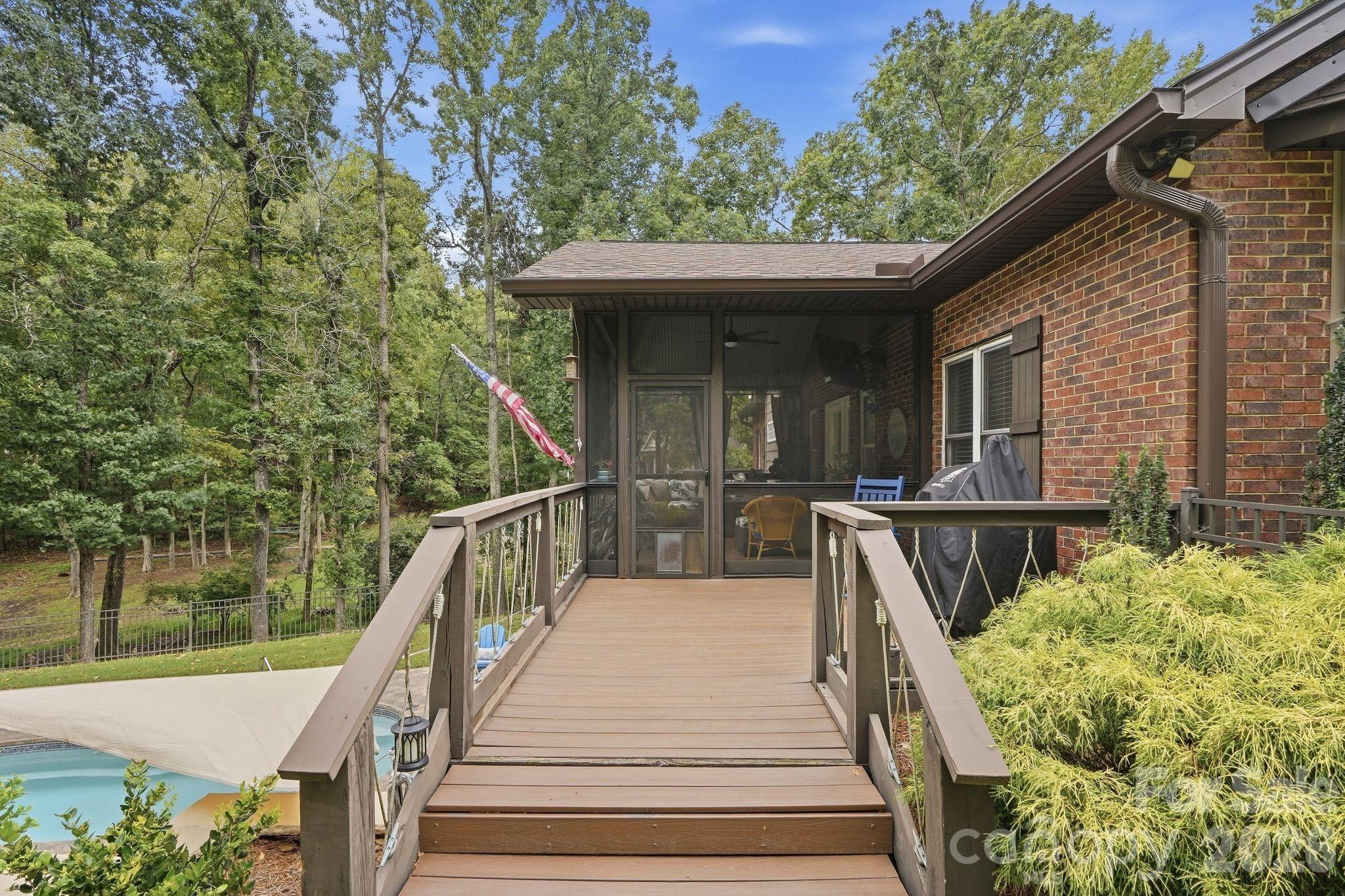 Main Level Deck - 2055 Tiger Paw Lane, York