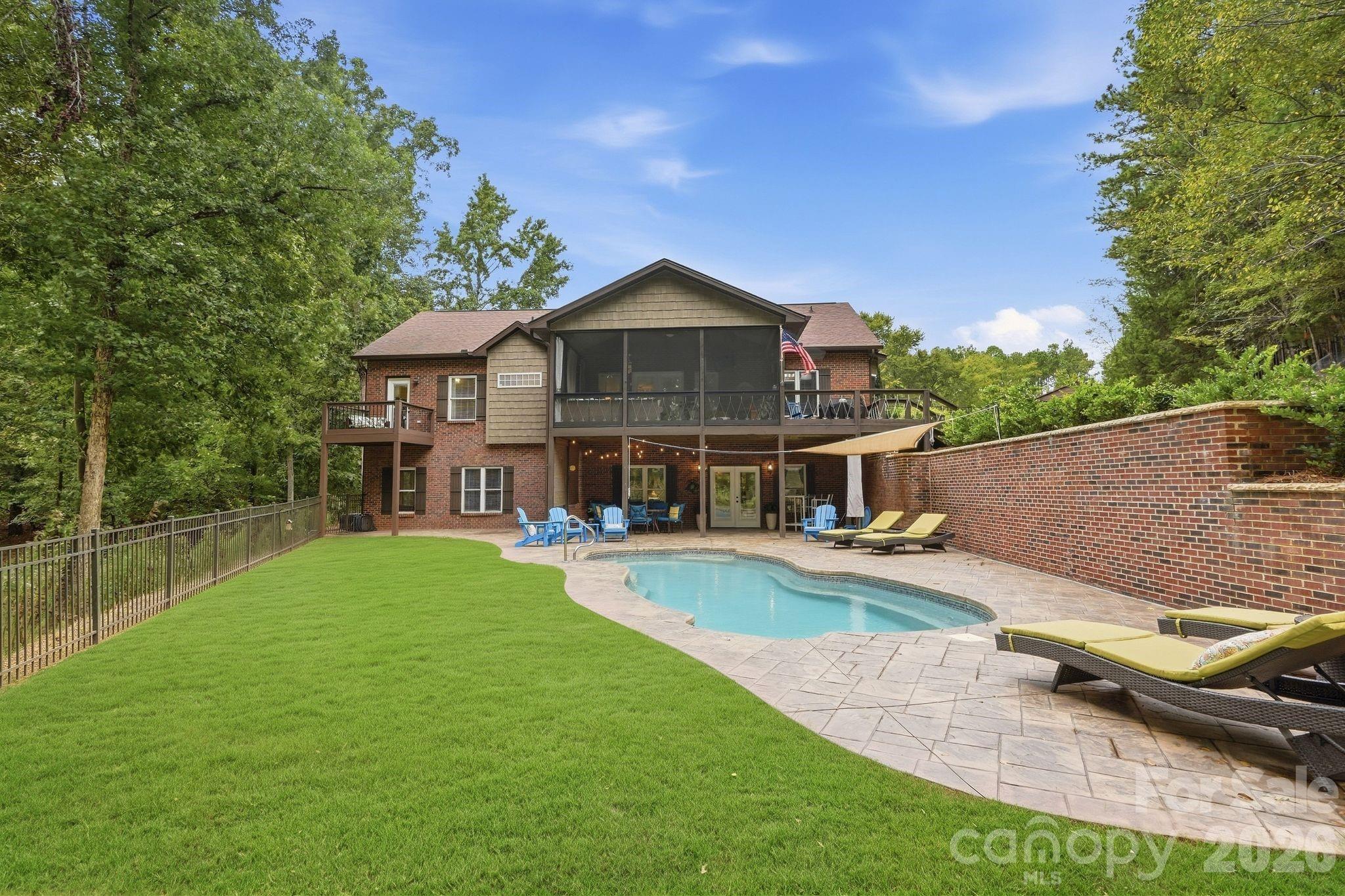 Backyard Oasis - 2055 Tiger Paw Lane, York