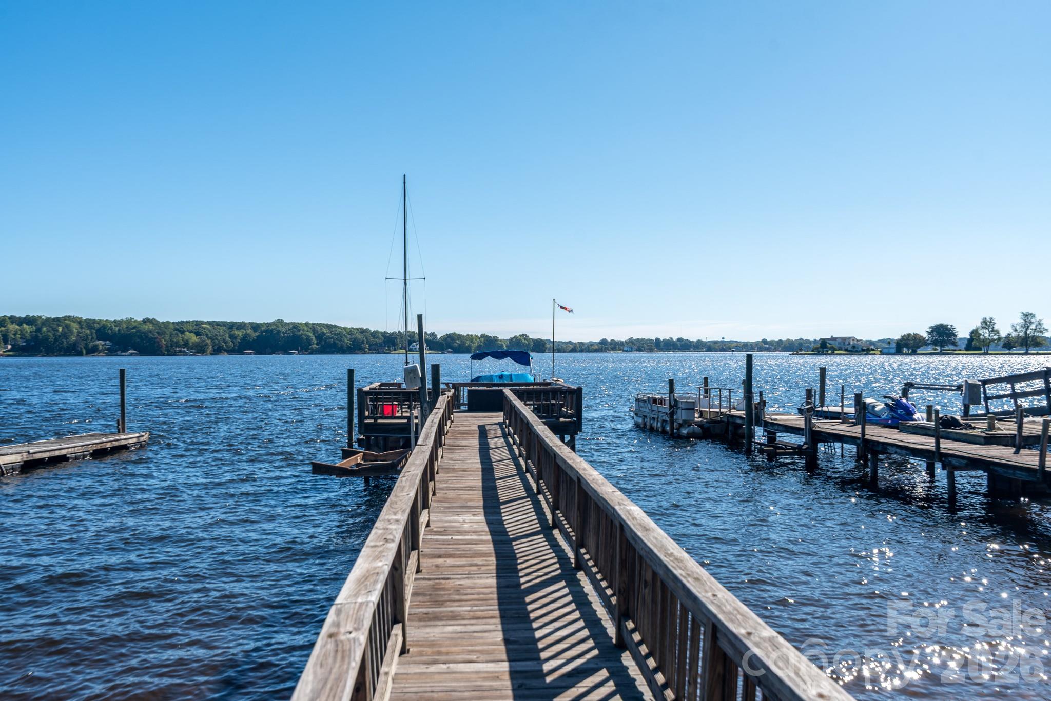 Sitting area and floating platform with boatslip - 7889 Tradewinds Drive, Sherrills Ford