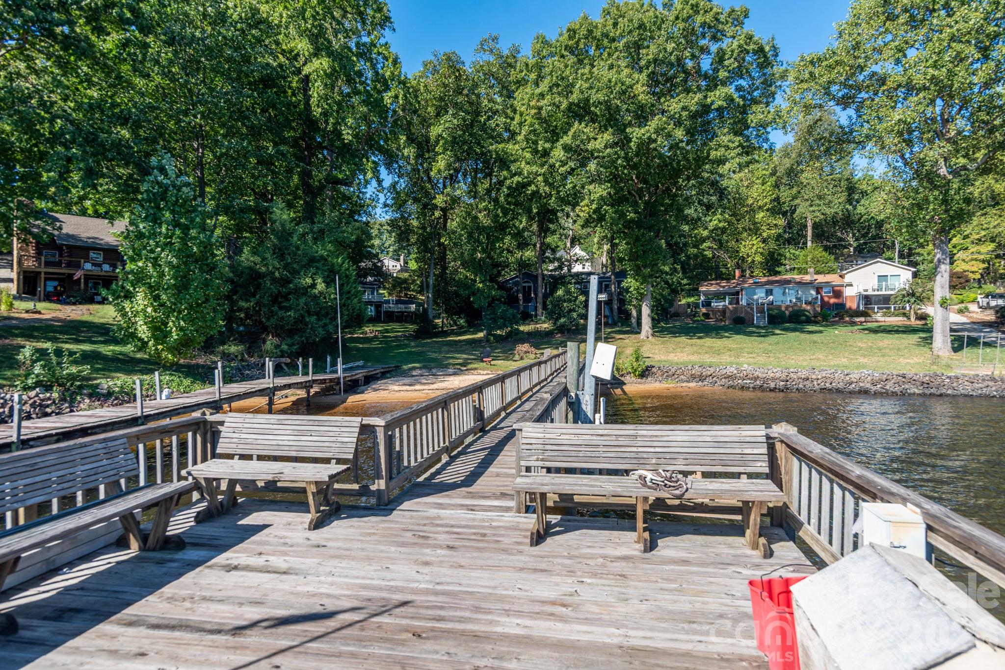 Huge sitting area on dock - 7889 Tradewinds Drive, Sherrills Ford