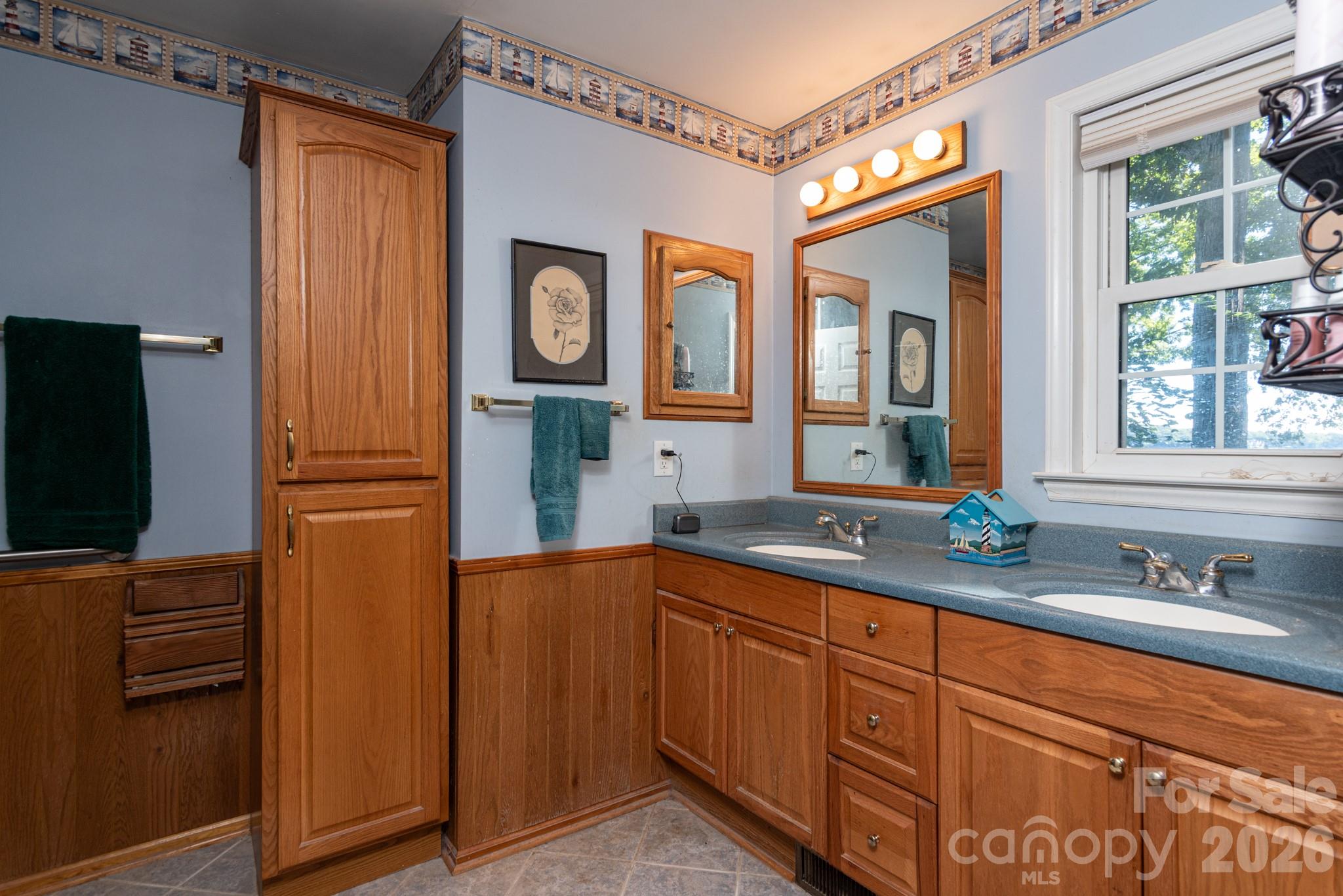 Master bathroom - 7889 Tradewinds Drive, Sherrills Ford