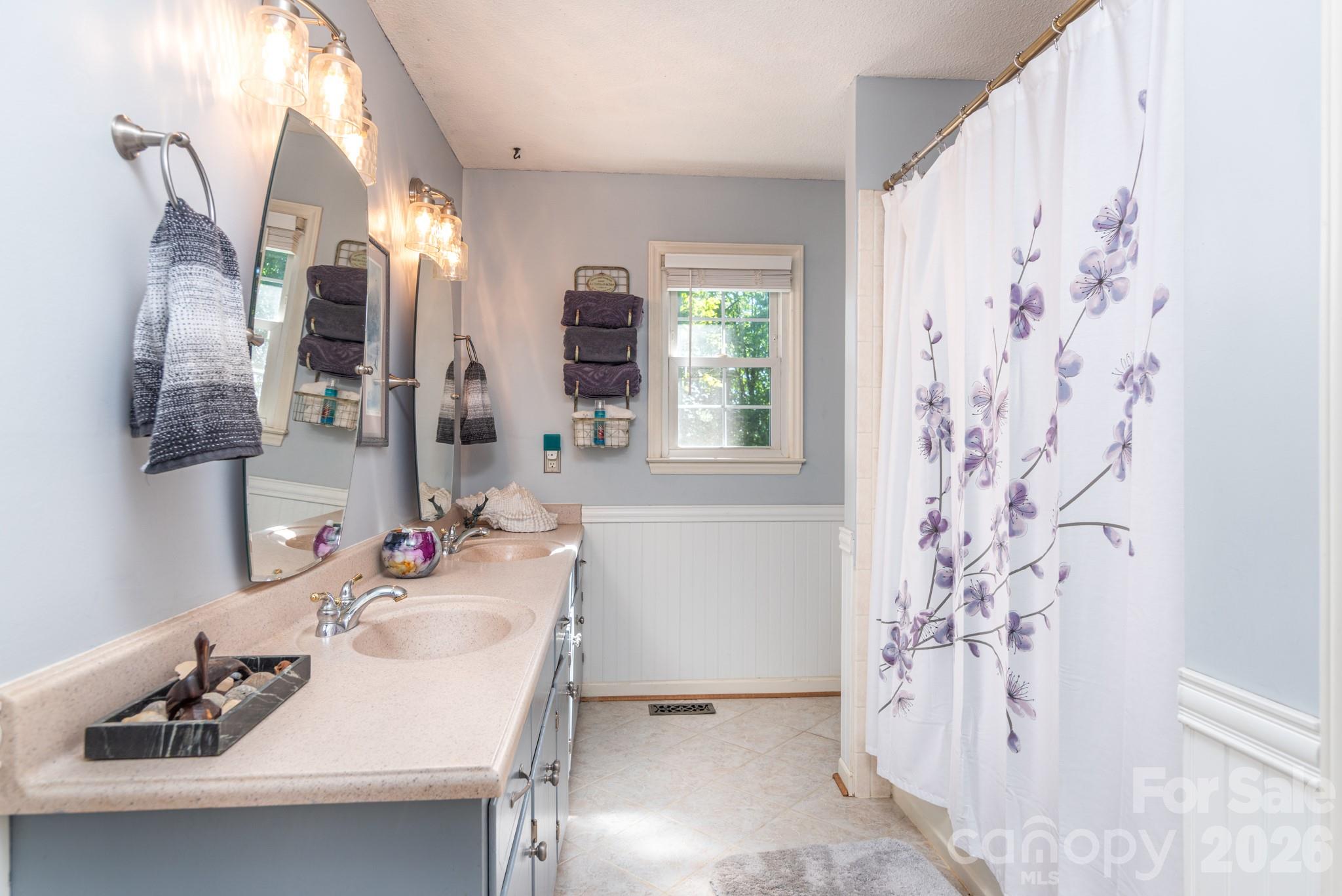Guest bathroom - 7889 Tradewinds Drive, Sherrills Ford