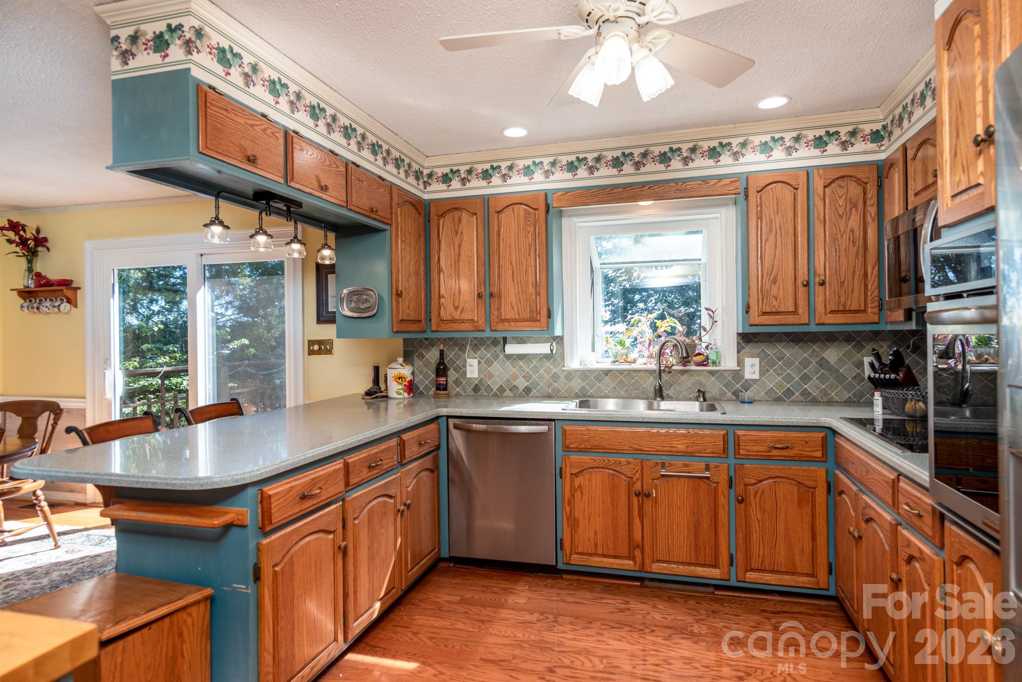 sizeable kitchen with newer appliances - 7889 Tradewinds Drive, Sherrills Ford