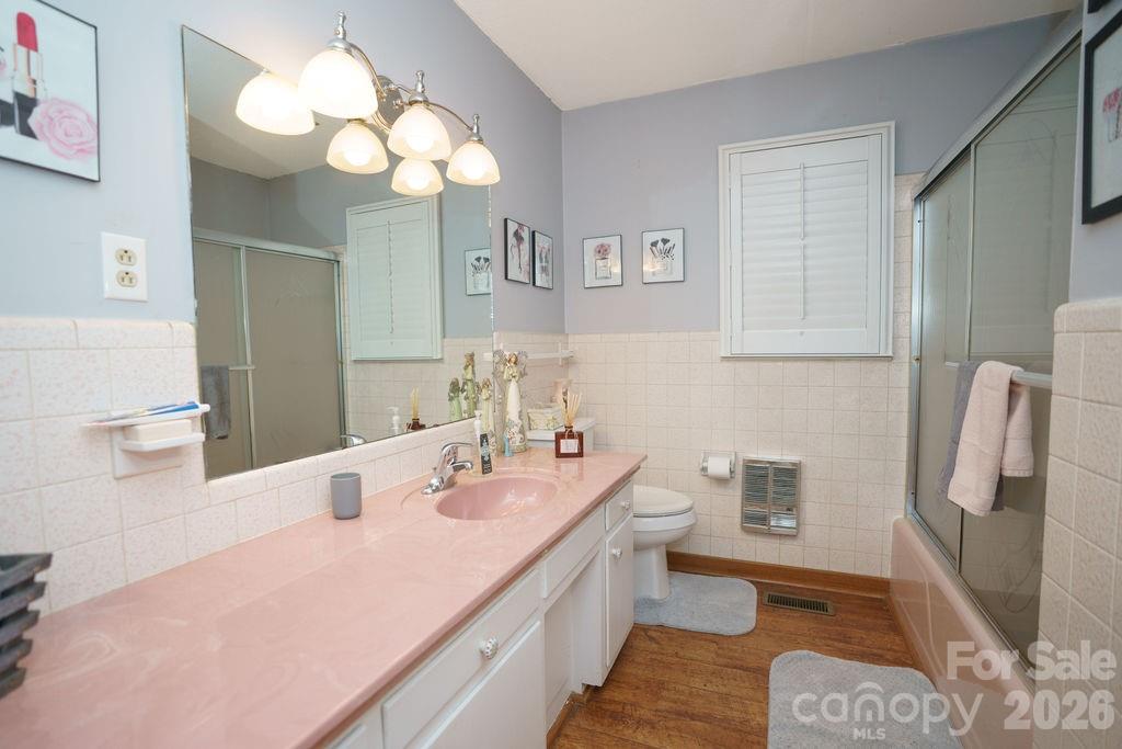 Hall bathroom - 217 Salisbury Street, Rockwell