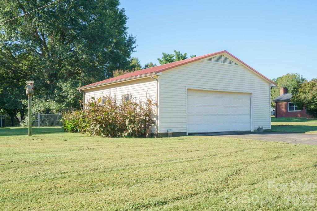 Detached garage - 217 Salisbury Street, Rockwell