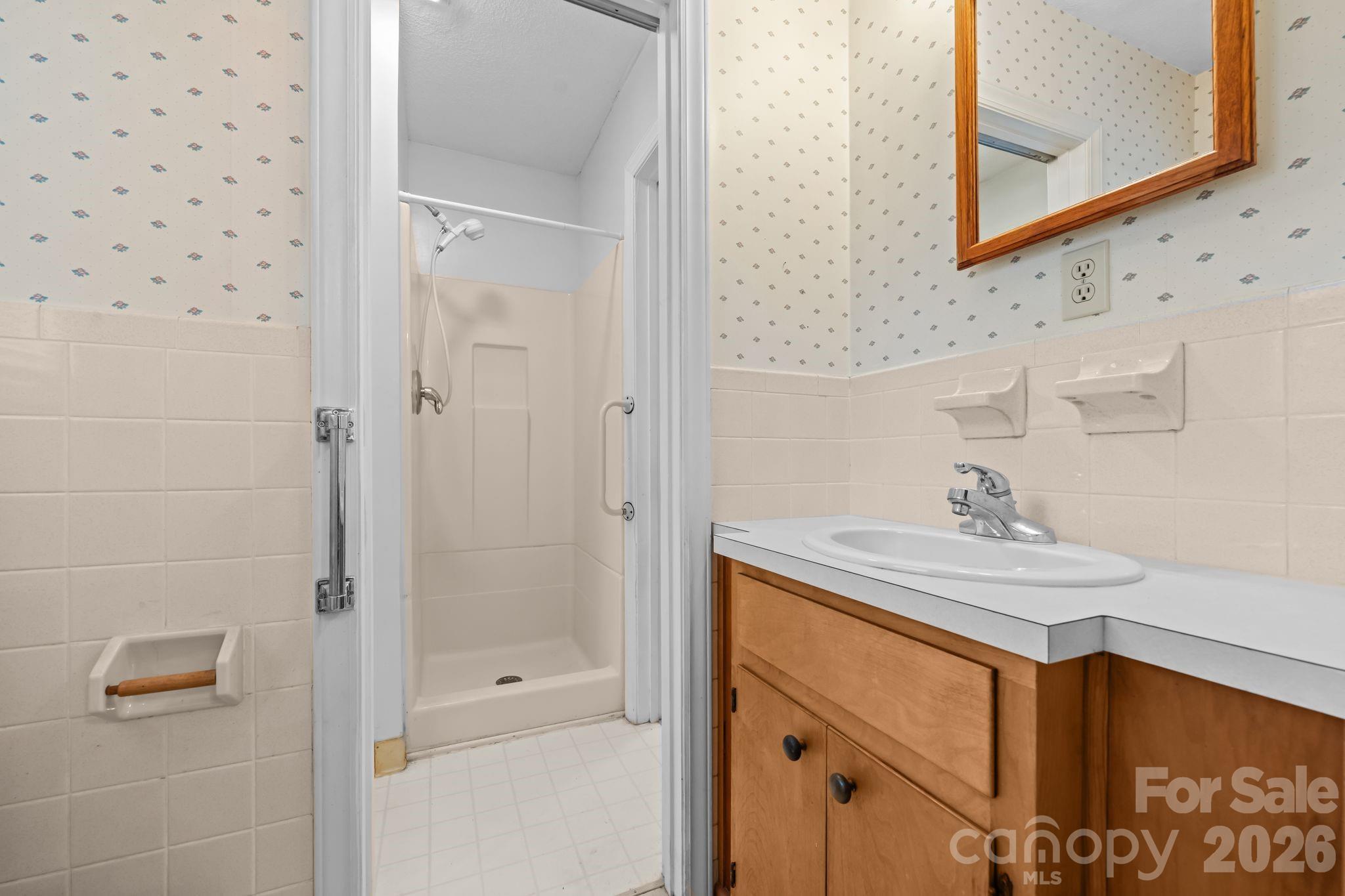 Primary Bathroom - 117 Tremont Terrace, Bessemer City