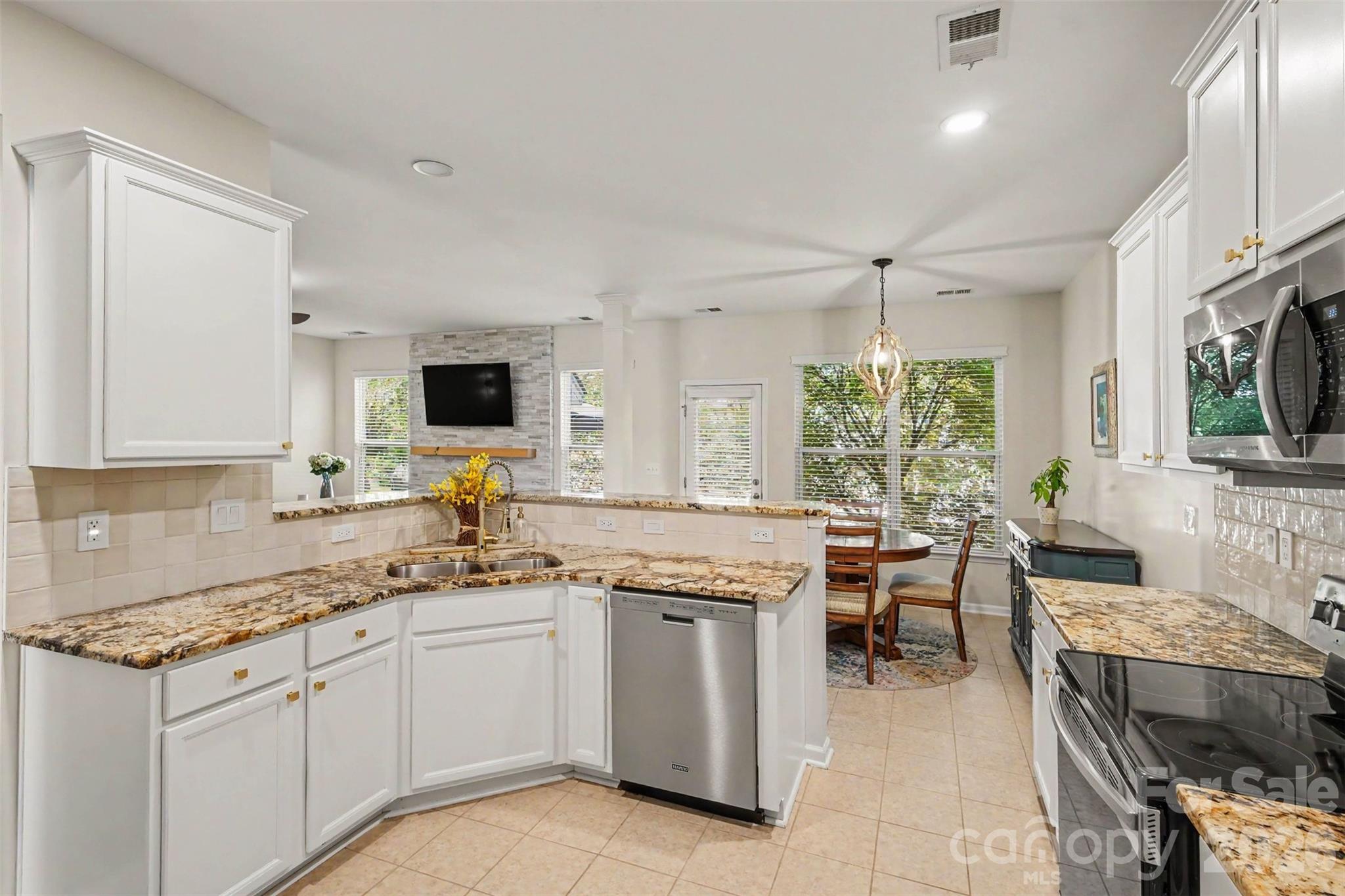 Spacious kitchen with granite counters! - 3324 Brackhill Street, Davidson