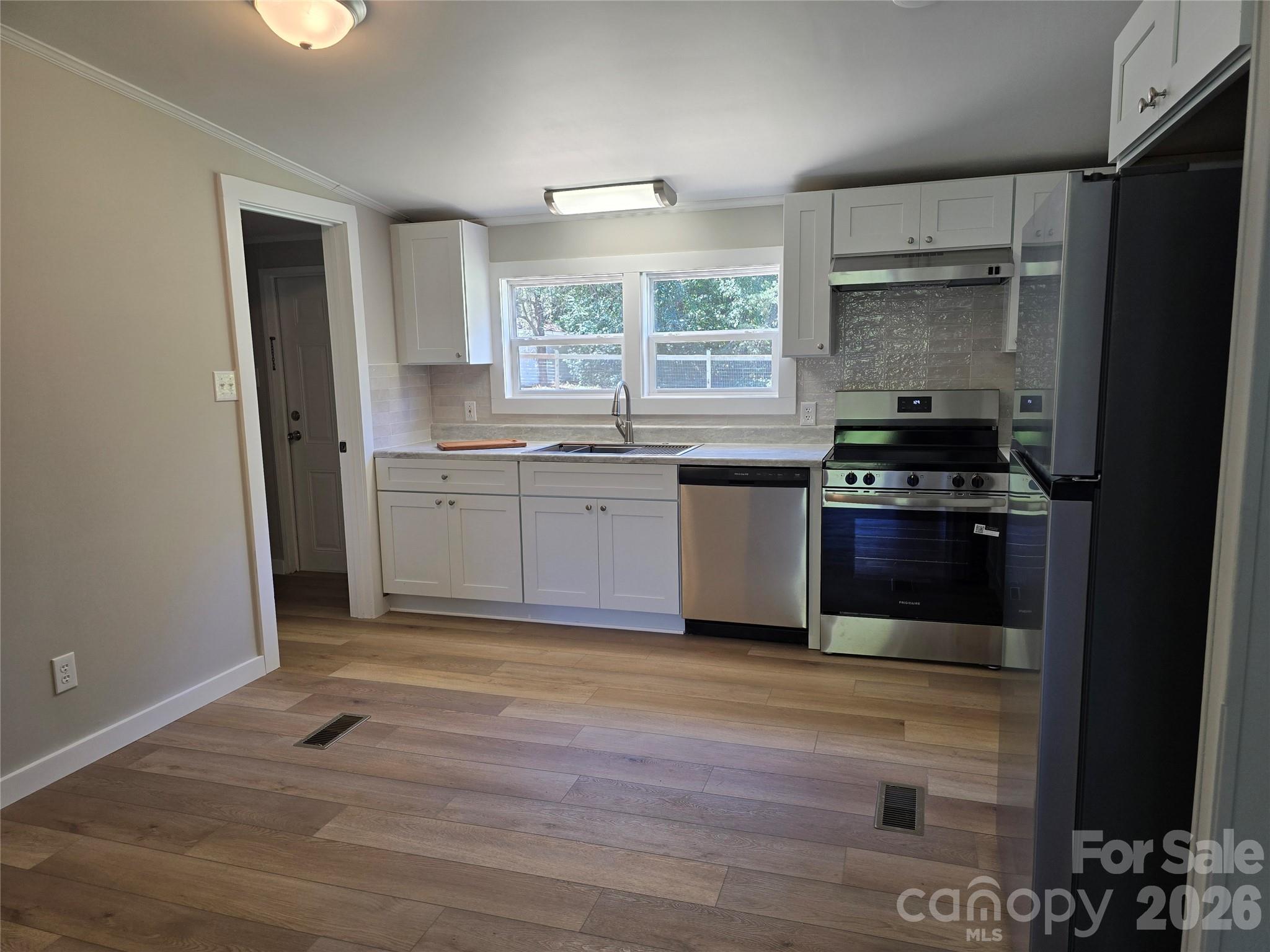 Kitchen and dining area - 660 Childers Road, Cleveland