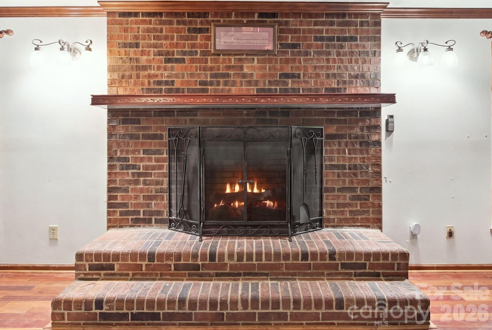 Gas logs virtually lit. - 1345 Shirebourn None, Hickory