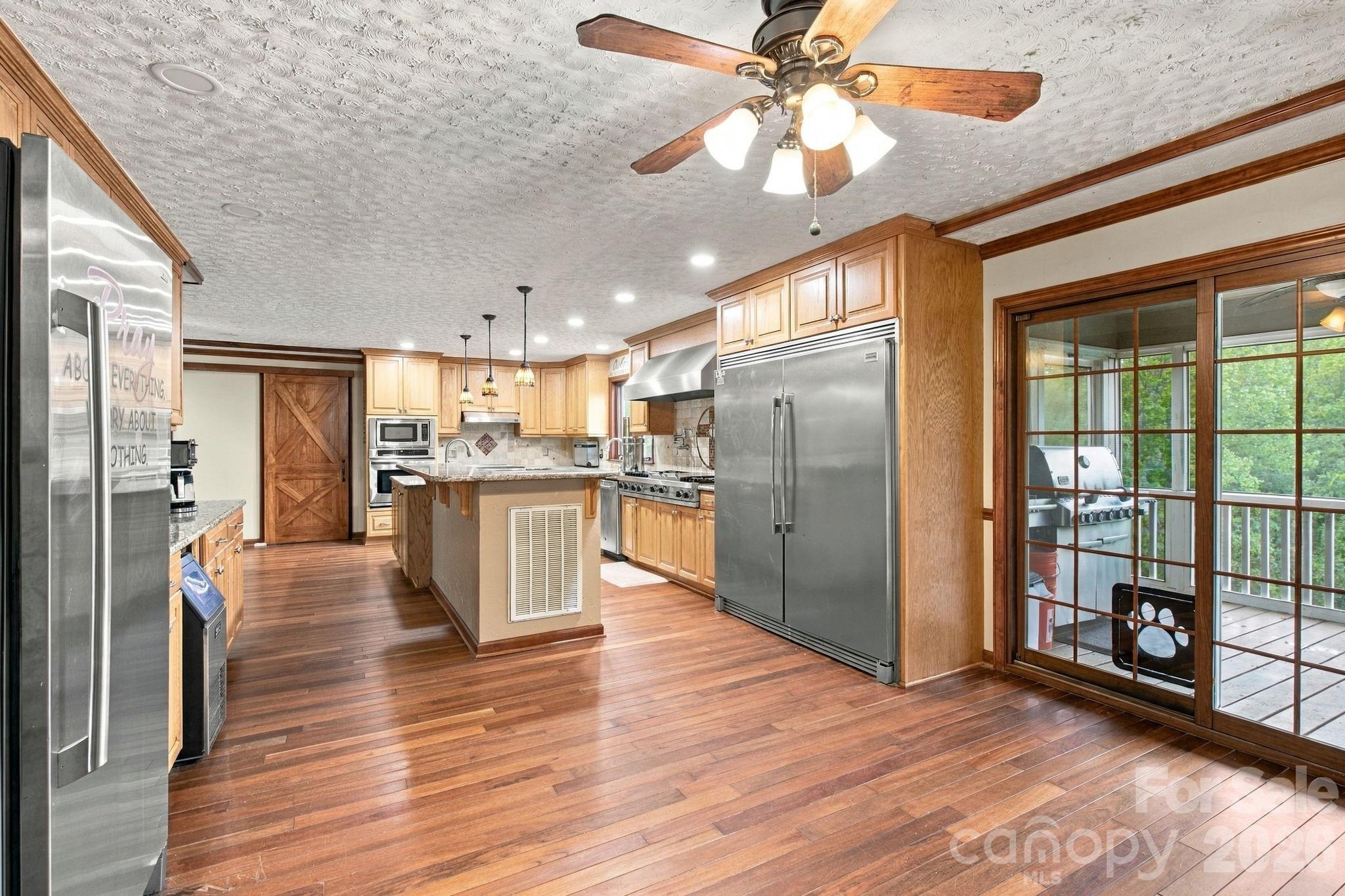 Oversized kitchen - 1345 Shirebourn None, Hickory