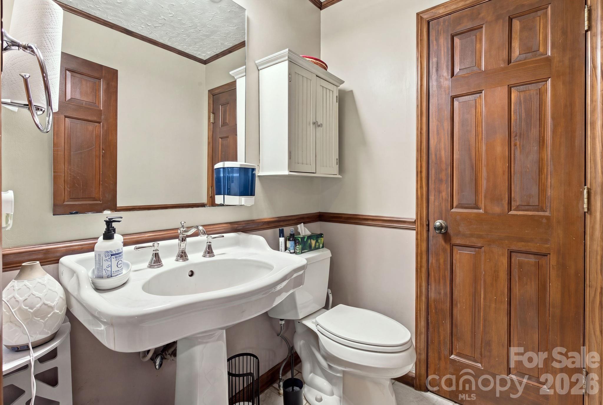 Powder room - 1345 Shirebourn None, Hickory