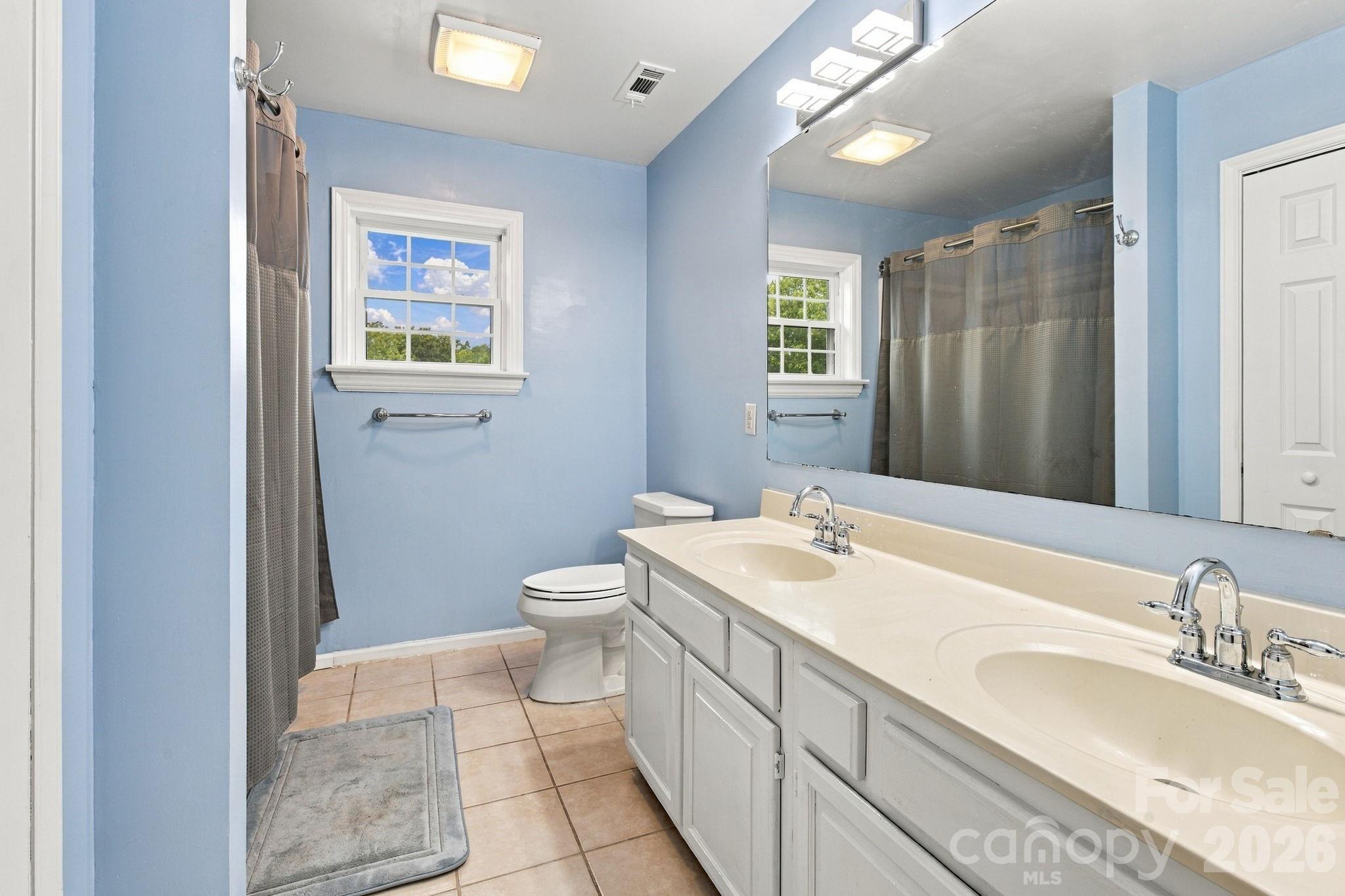 Hall bath - 1345 Shirebourn None, Hickory