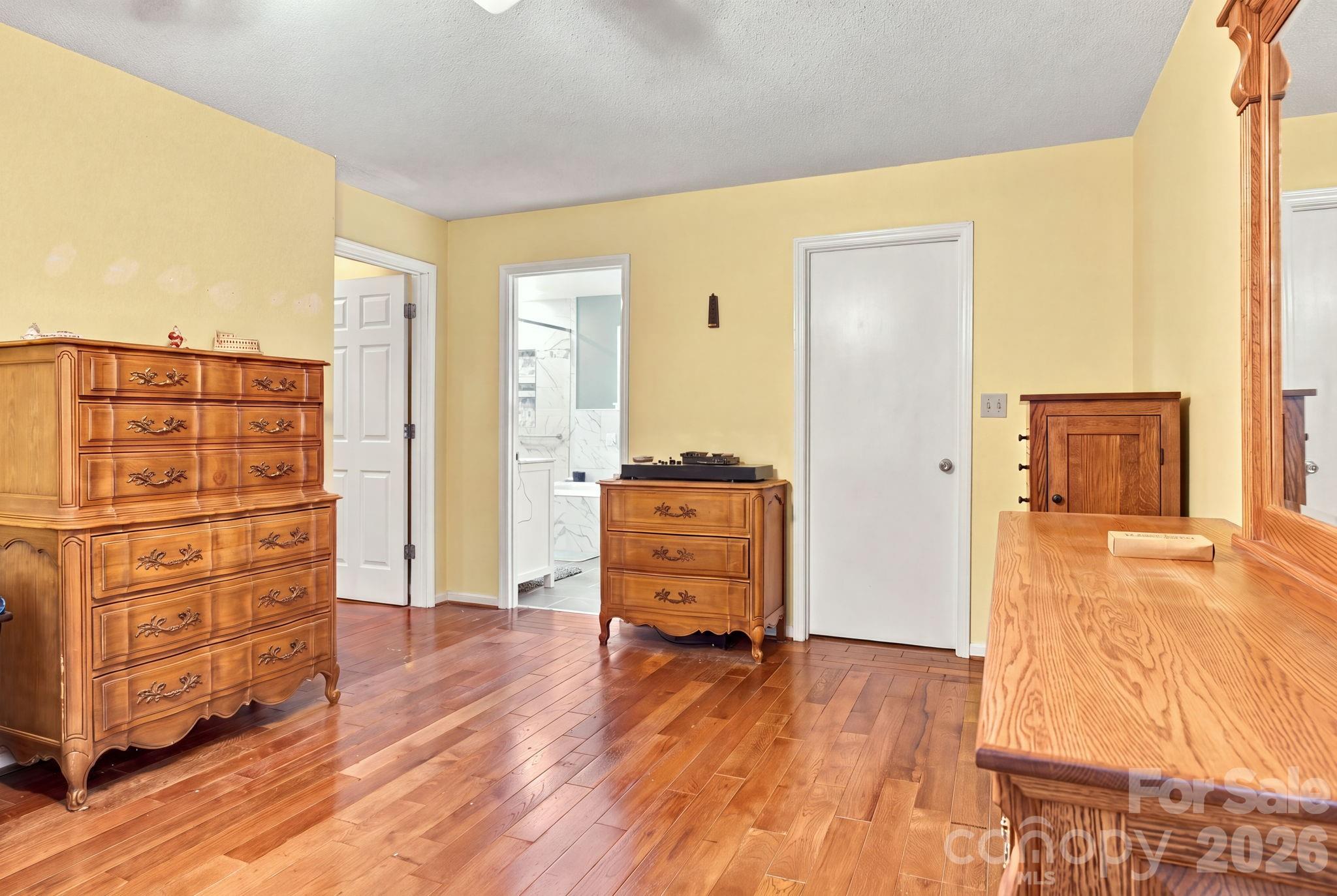 Primary suite, walk in closet, and ensuite bath - 1345 Shirebourn None, Hickory
