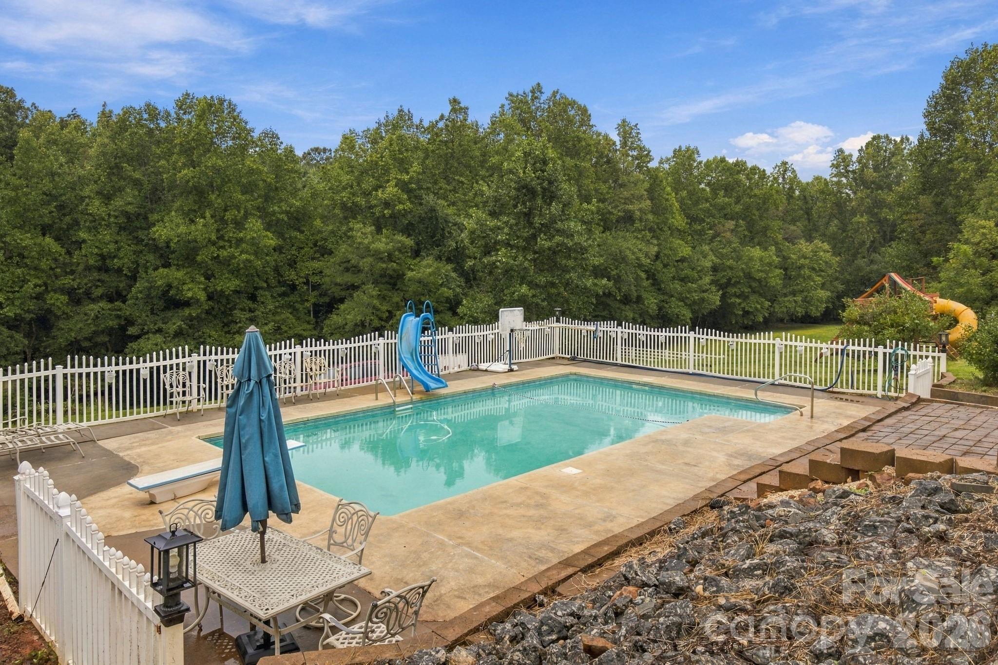 Beautiful in ground pool - 1345 Shirebourn None, Hickory