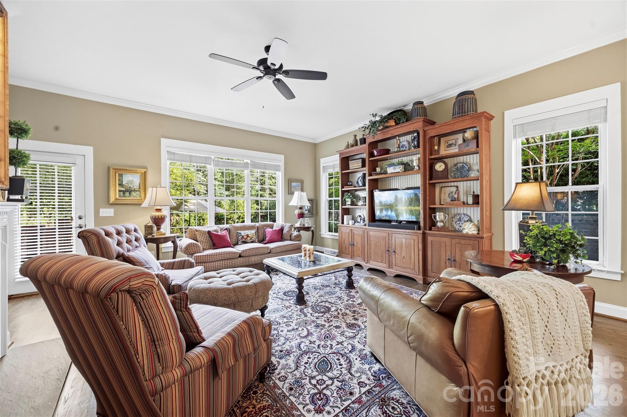 Living room - 240 Hawthorne Park Avenue, Belmont