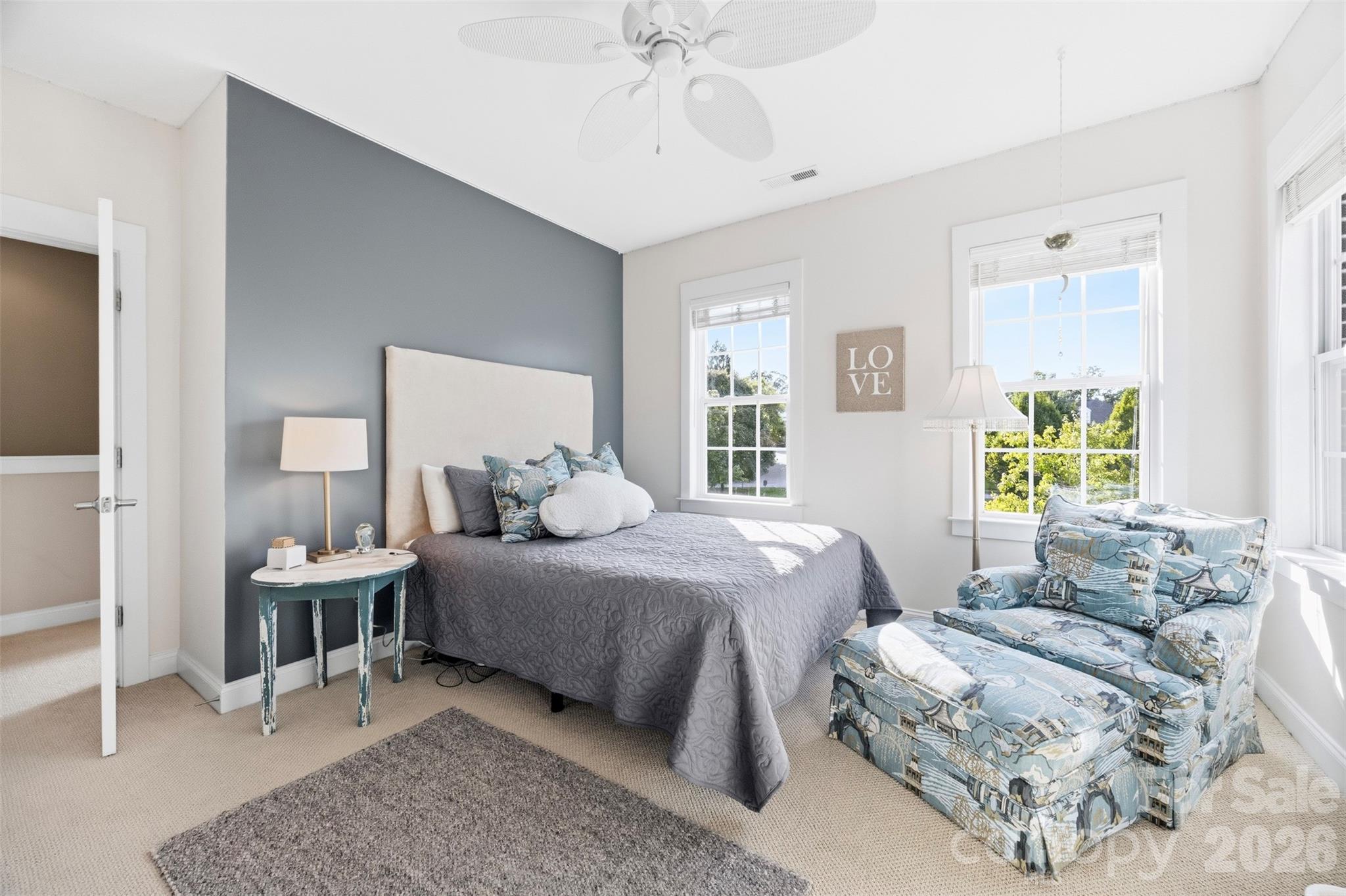 Guest room #2 - 240 Hawthorne Park Avenue, Belmont