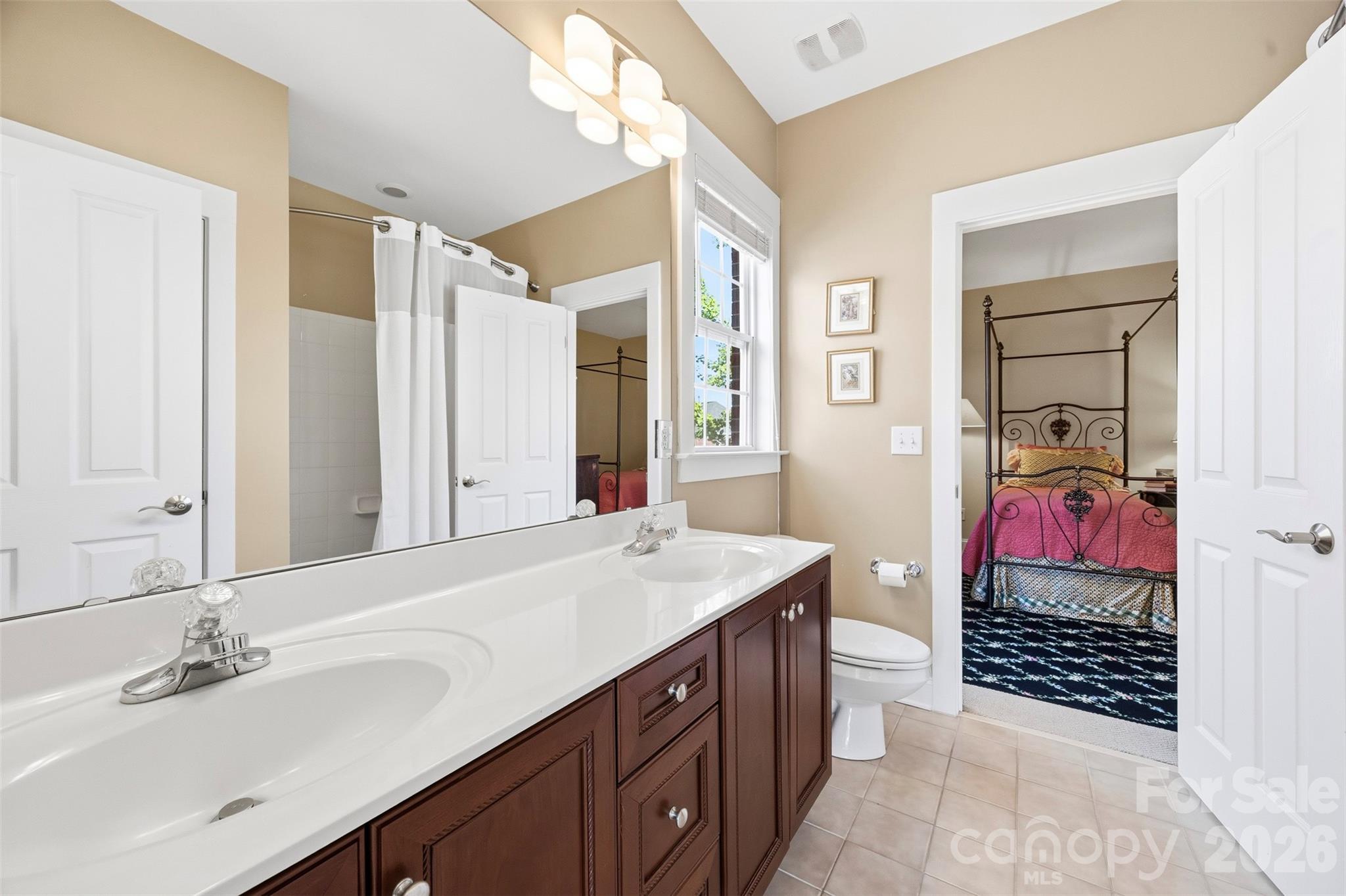 Fun Bath #2 Upper level - 240 Hawthorne Park Avenue, Belmont