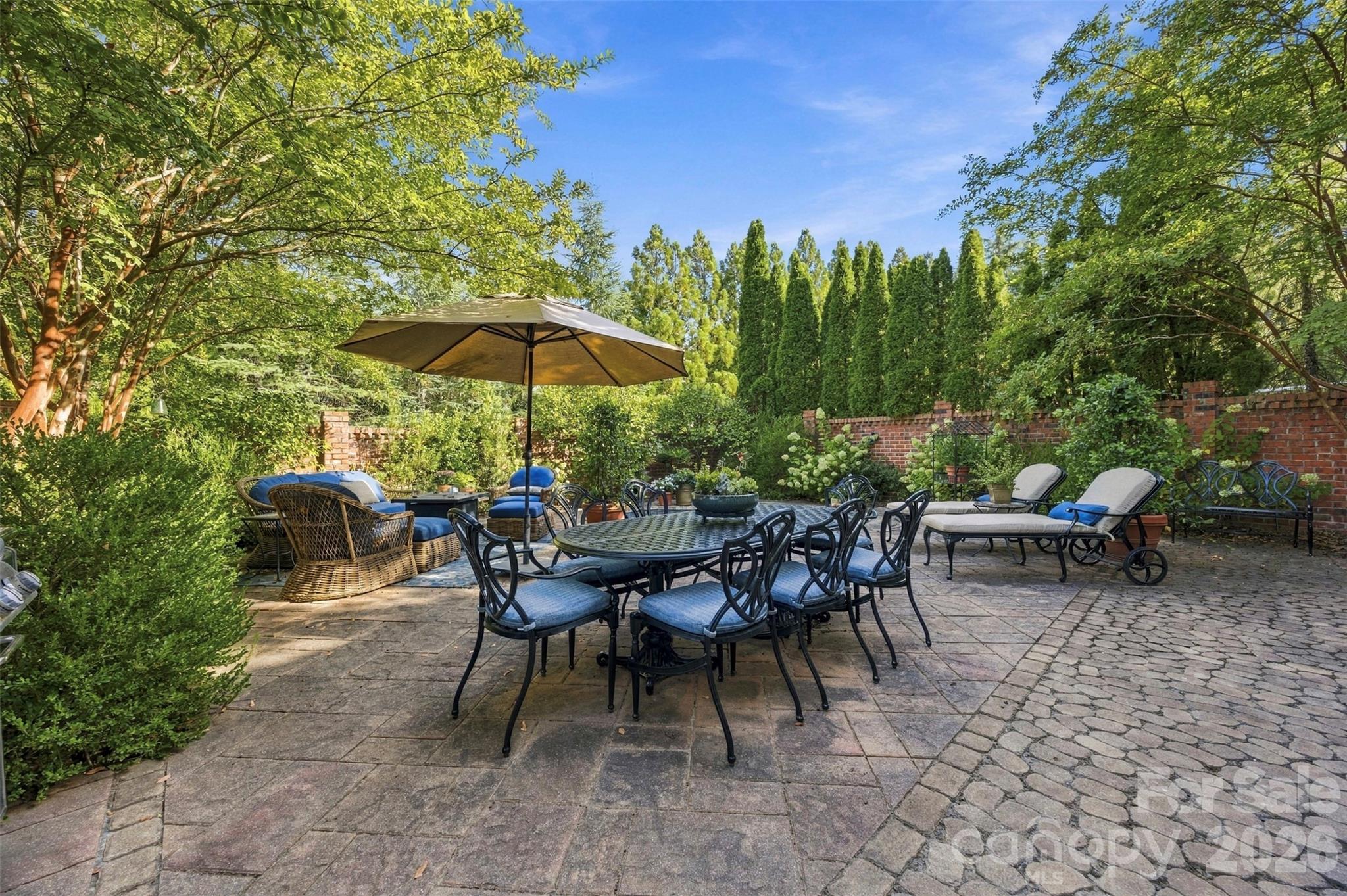 This backyard is a dream - 240 Hawthorne Park Avenue, Belmont