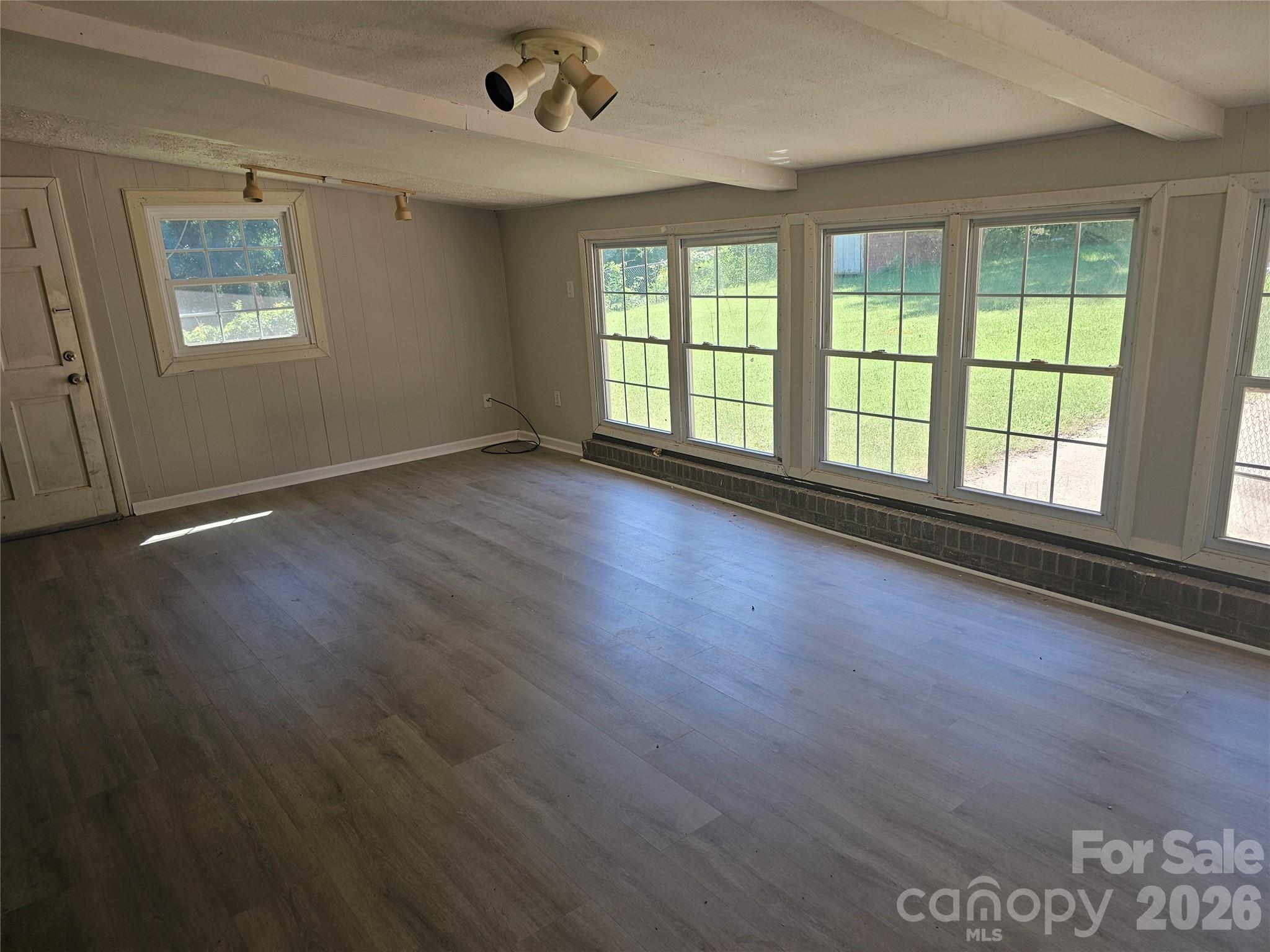 Den - 2782 West View Street, Hickory